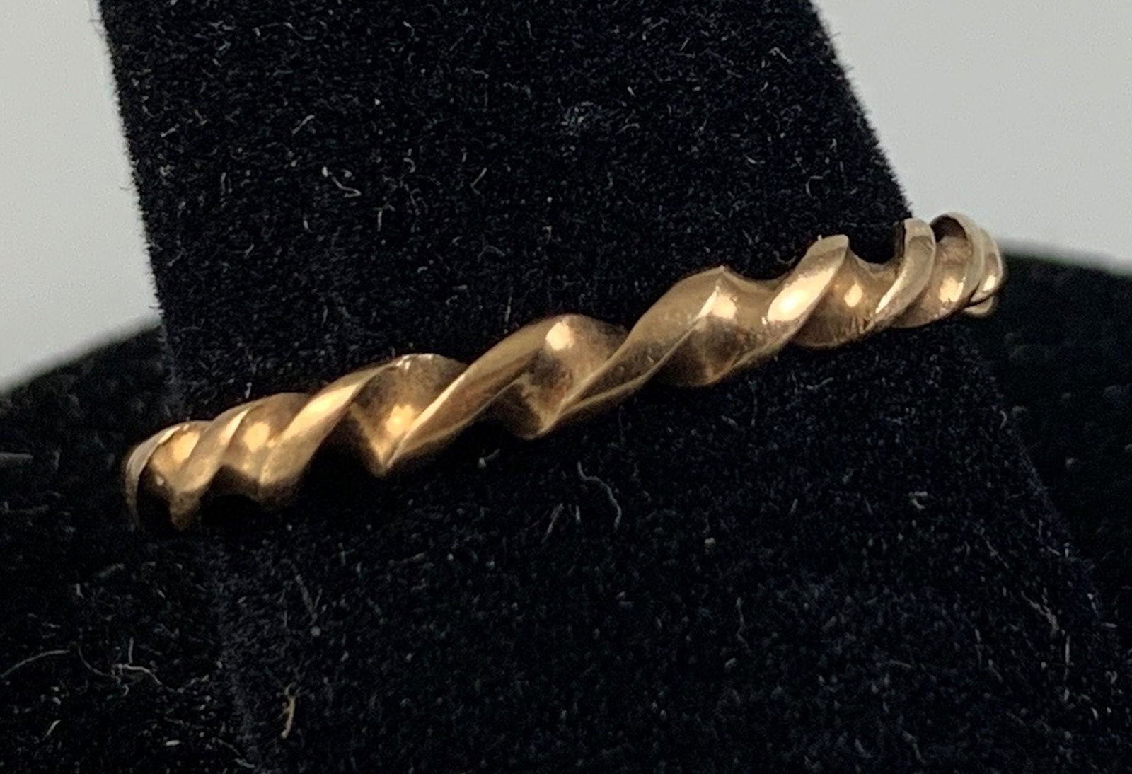 10KT YELLOW GOLD RING (1 of 2)