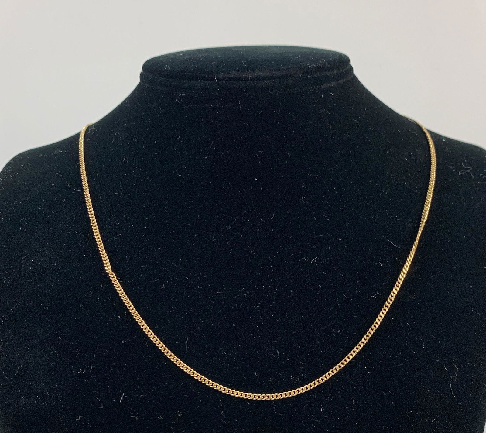 GOLD CHAIN NECKLACE (1 of 3)