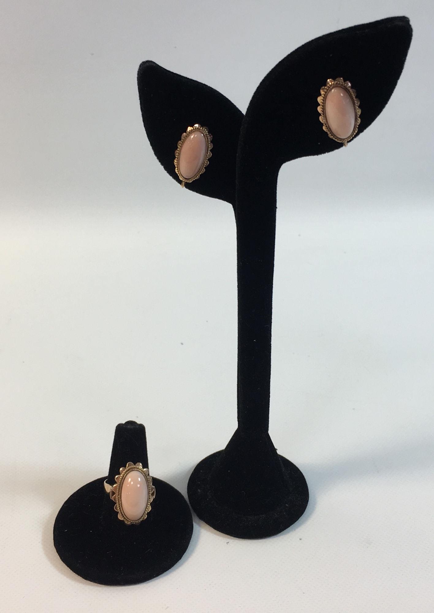 ANGEL SKIN CORAL JEWELRY SET: ANGEL SKIN CORAL JEWELRY SET ~ 14KT YELLOW GOLD STRAIGHT SHANK RING W/ SCALLOPED EDGE AND OVAL CORAL CABOCHON, SIZE 5.75 W/ MATCHED SCREWBACK EARRINGS ****CORAL CAN ONLY BE SOLD TO CUSTOMERS WITHIN TH