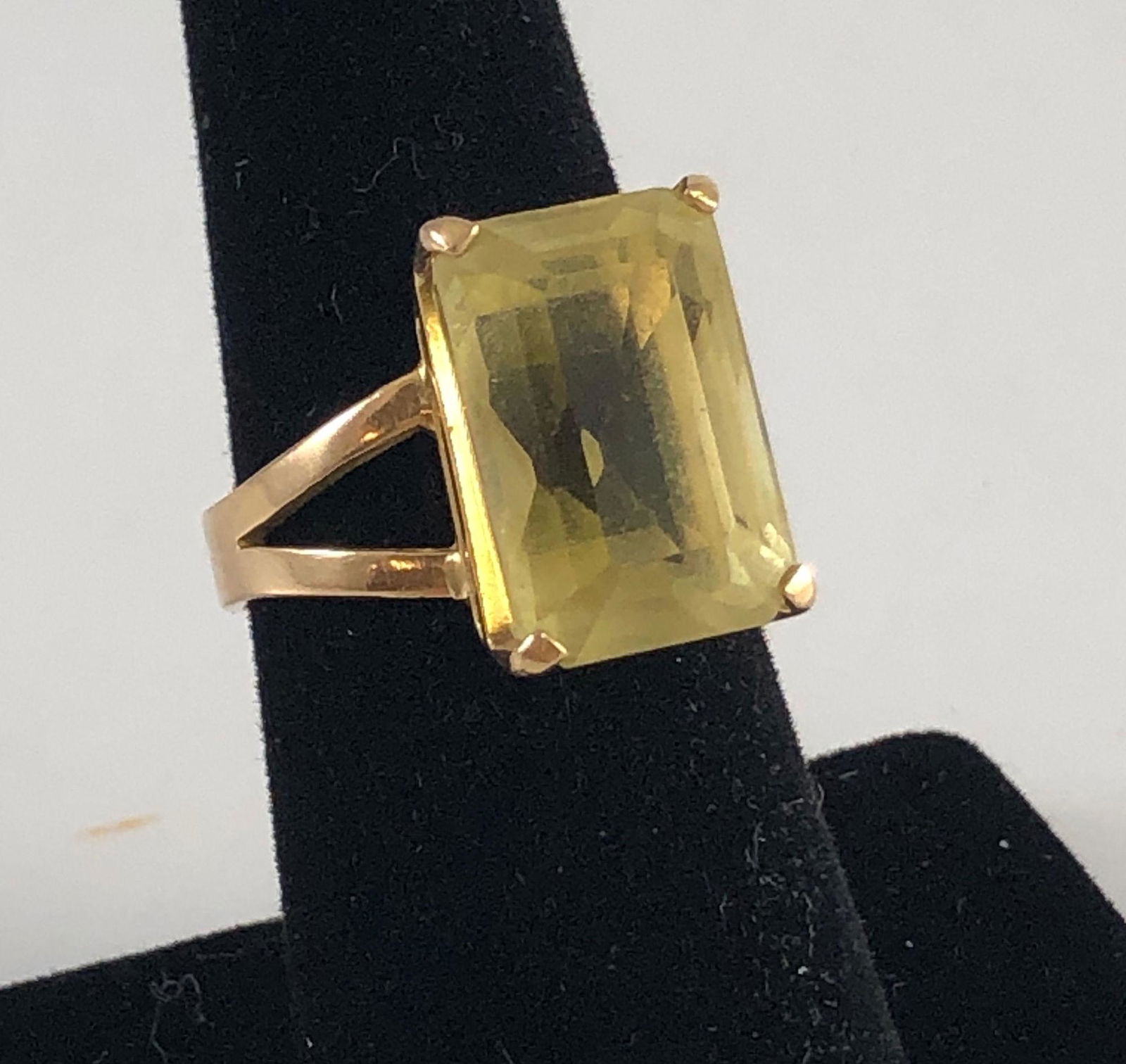 18KT GOLD AND GEMSTONE RING (1 of 4)