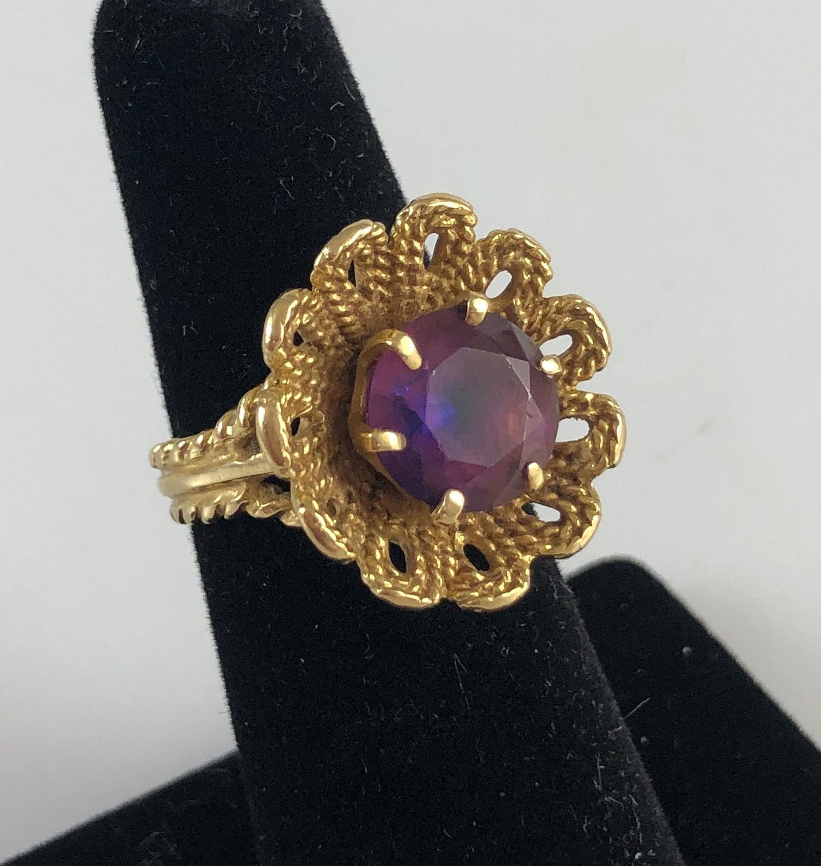 18KT GOLD AND GEMSTONE RING (1 of 4)