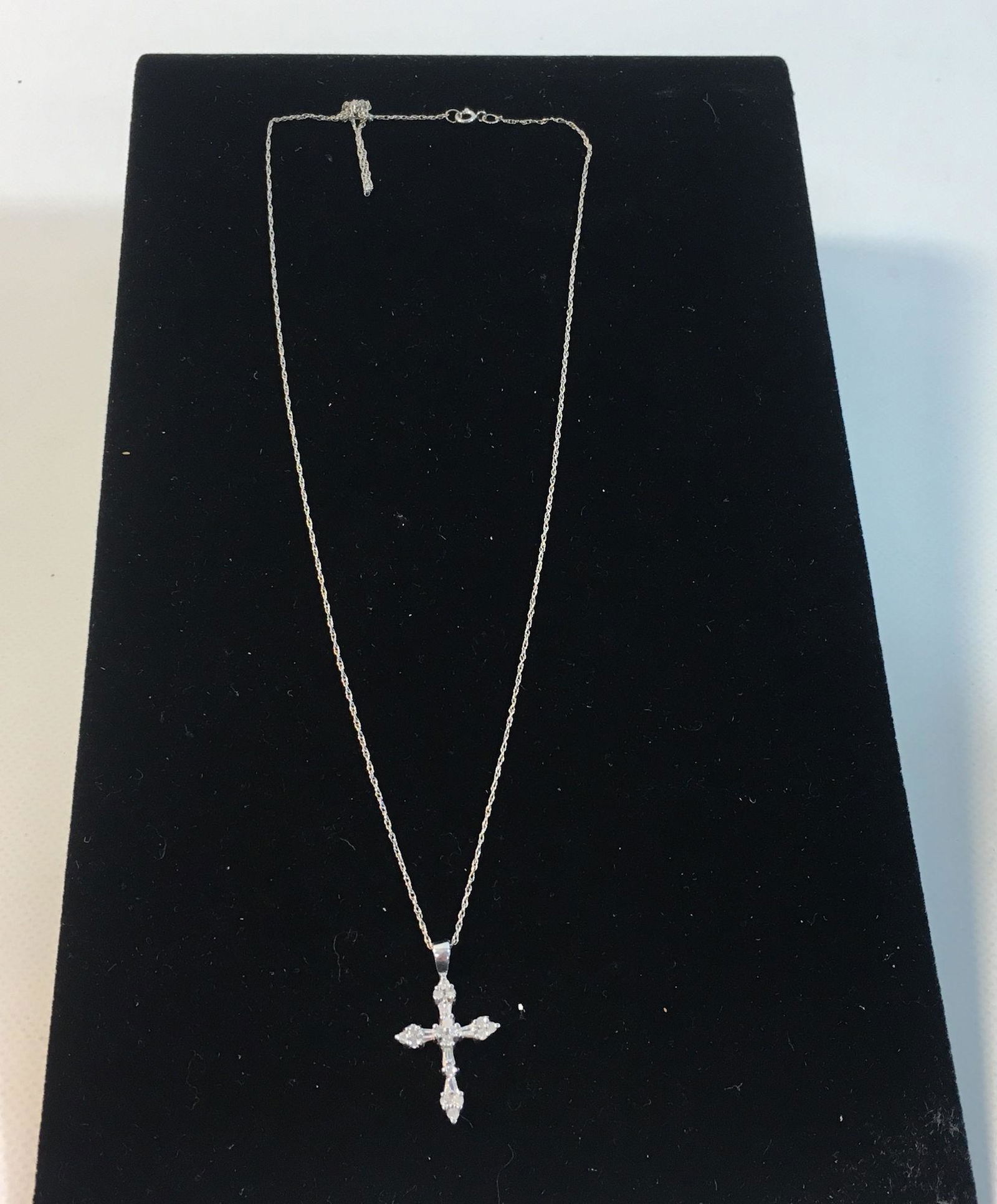 GOLD AND DIAMOND NECKLACE (1 of 2)