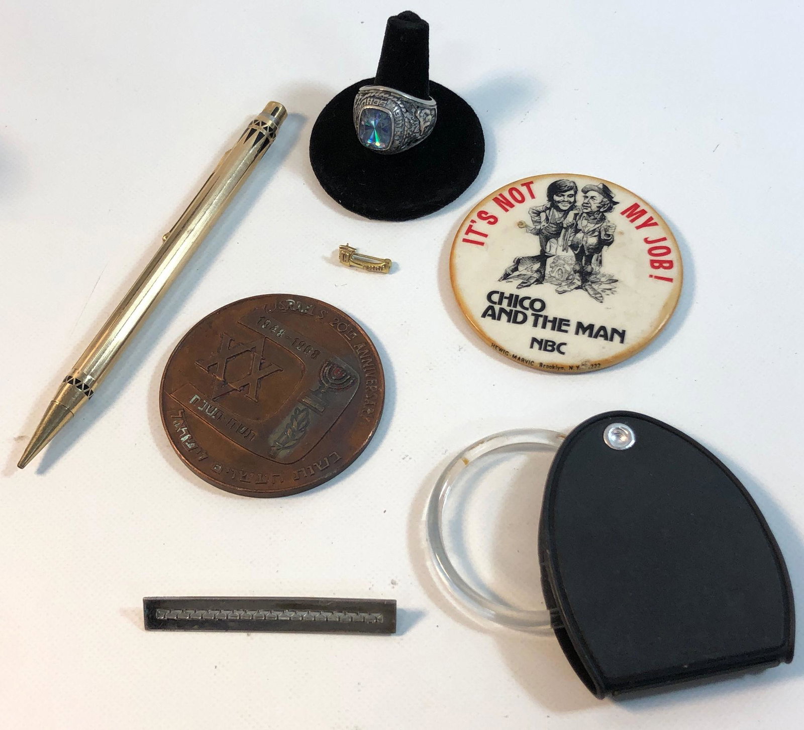 7 MIS. ACCESSORIES: 7 MIS. ACCESSORIES ~ LOT INCLUDES MAGNIFYING GLASS, ONE BUTTON, ISRAEL 20TH ANNIVERSARY METAL, VINTAGE GOLD FILLED EVERSHARP PENCIL, SMALL AXE PIN, OPENWORK 2.5" STERLING BAR PIN & ONE STERLING 1979 C
