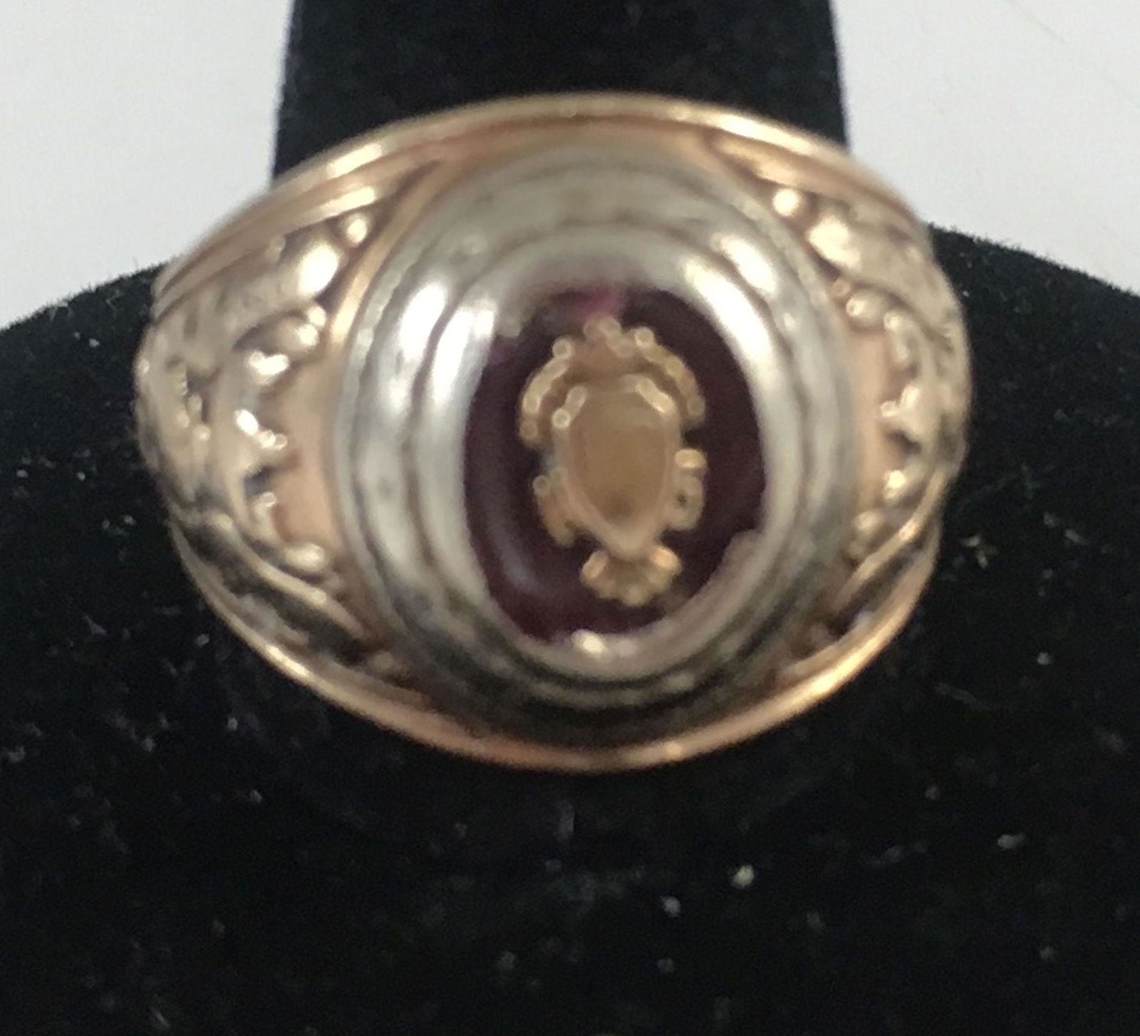 10 KT GOLD CLASS RING (1 of 4)