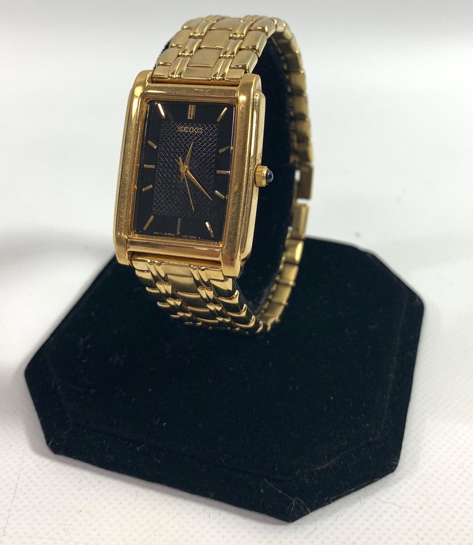 ONE SEIKO WATCH GOLD TONE POLISH BAND JAPANESE MADE: ONE SEIKO WATCH GOLD TONE POLISH BAND JAPANESE MADE QUARTZ MOVEMENT, BLACK FACE, STRAIGHT HANDS TAPERED INDICATORS