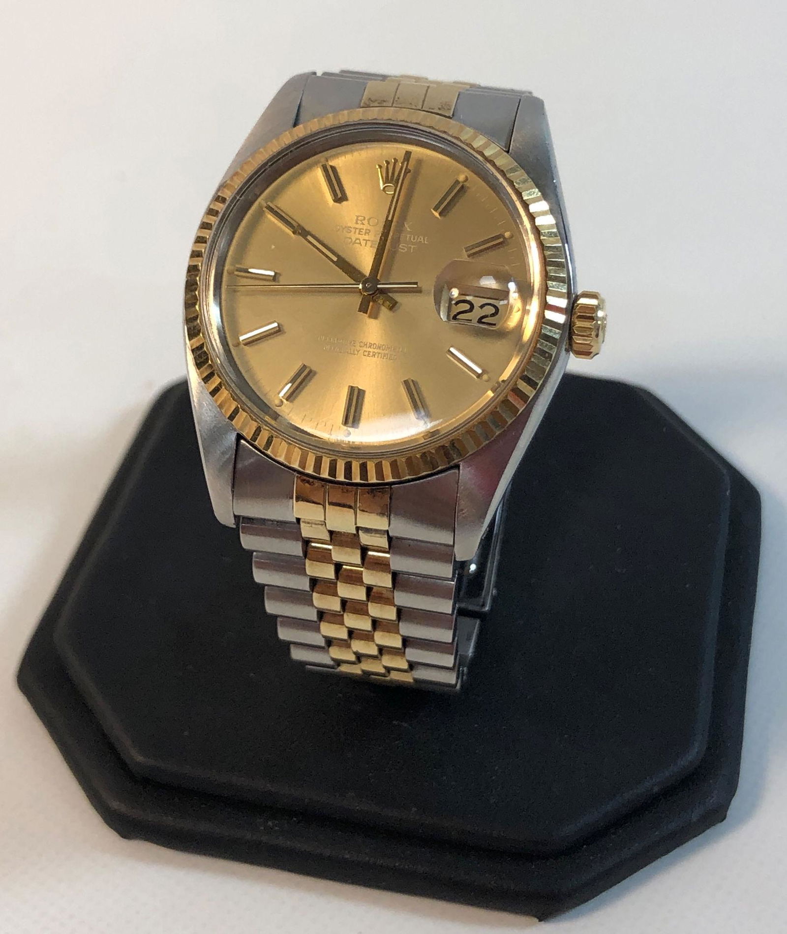 MEN'S ROLEX OYSTER PERPETUAL DAYLIGHT WATCH ~ 18KT: MEN'S ROLEX OYSTER PERPETUAL DAYLIGHT WATCH ~ 18KT YELLOW GOLD FLUTED BEZEL, CHAMPAGNE DIAL W/ STICK NUMBERS AND DATE W/ CYCLOPS EYE 18KT YELLOW GOLD & STAINLESS JUBILEE BAND 36MM CASE MODEL "16013" S
