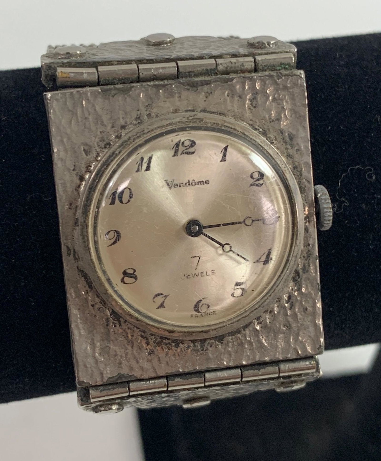 VENDOME 7 JEWEL WATCH: VENDOME 7 JEWEL WATCH ~ SILVER TONE W/ MESH BAND AND BELT BUCKLE STYLE CLOSURE, WHITE FACE W/ BLACK INDICATORS AND NUMBERS