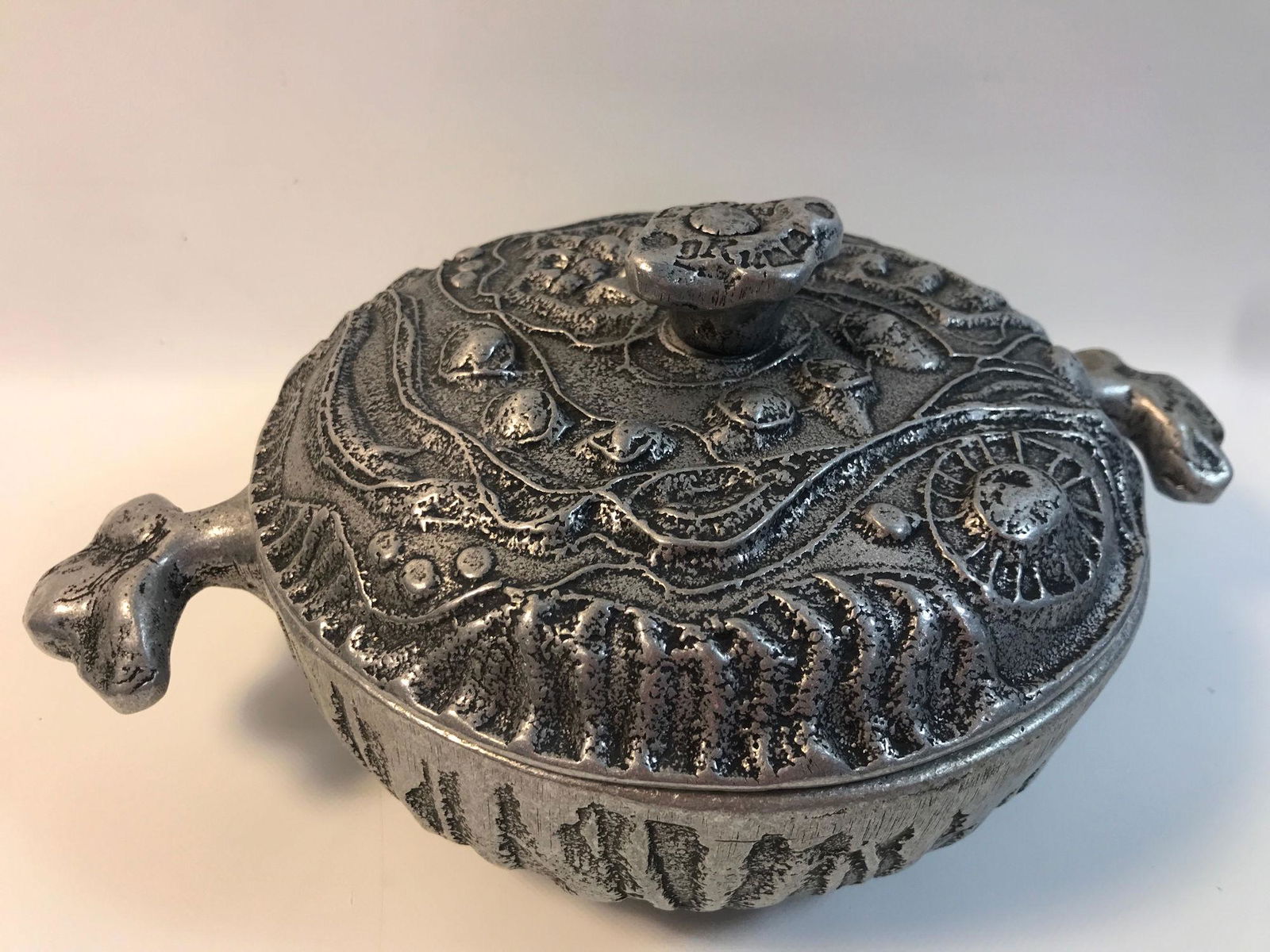 DON DRUMM STUDIOS CAST ALUMINUM COOKING SCULPTURE ROUND: DON DRUMM STUDIOS CAST ALUMINUM COOKING SCULPTURE ROUND COVERED POT WITH HANDLES, 11½″D OVERALL