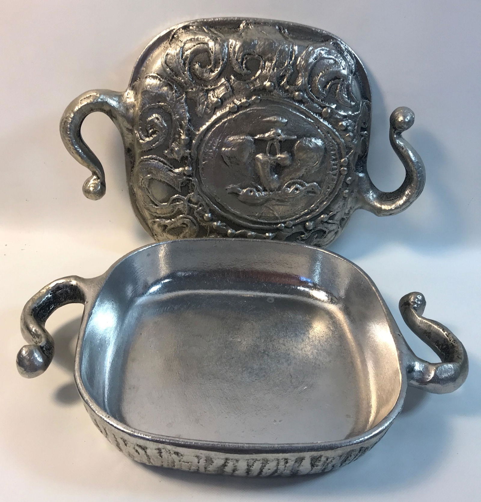 DON DRUMM STUDIOS CAST ALUMINUM COOKING SCULPTURE: DON DRUMM STUDIOS CAST ALUMINUM COOKING SCULPTURE 9″ SQUARE HANDLED PAN WITH LID