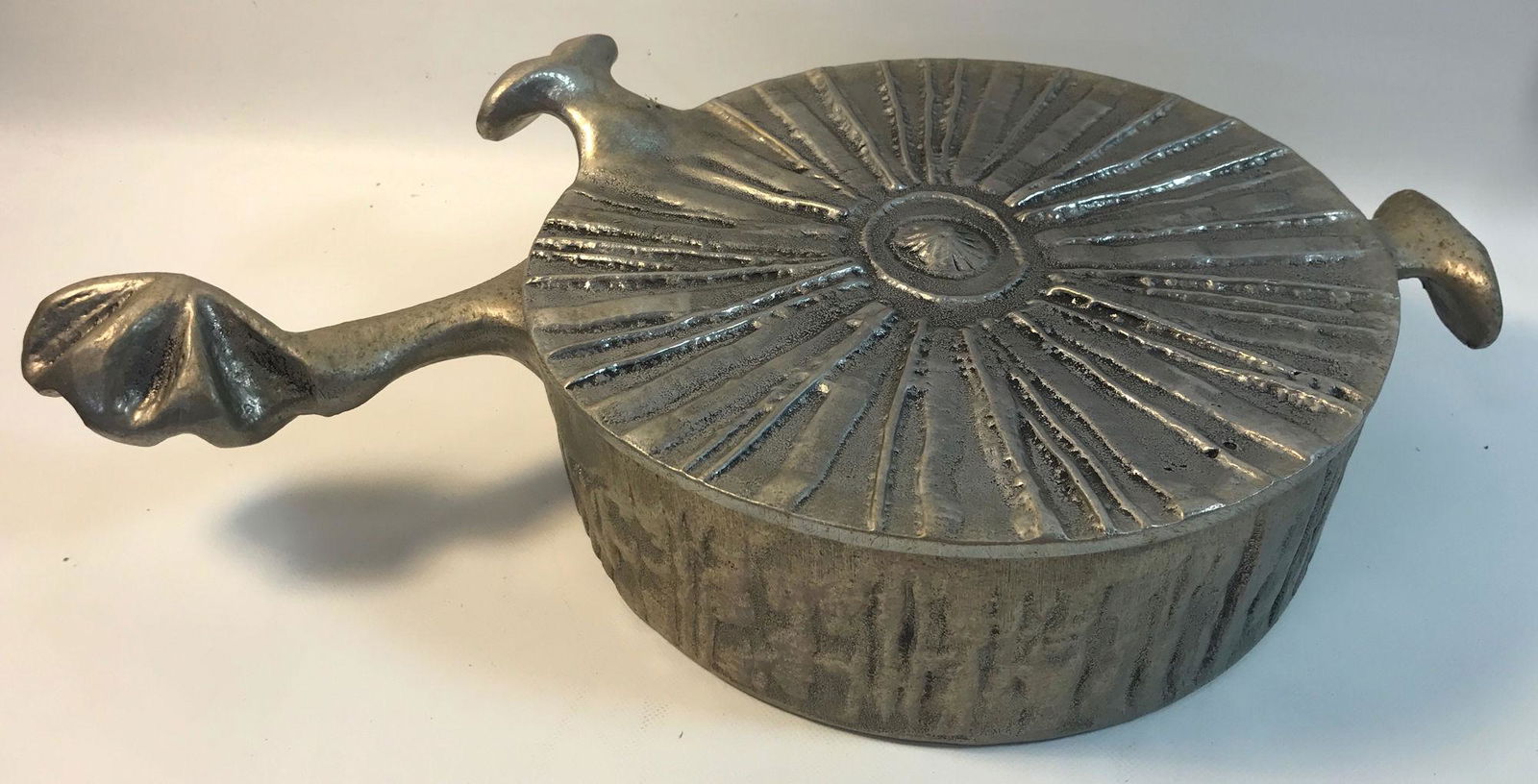 DON DRUMM STUDIOS CAST ALUMINUM COOKING SCULPTURE: DON DRUMM STUDIOS CAST ALUMINUM COOKING SCULPTURE COVERED PAN WITH HANDLES, 10″D