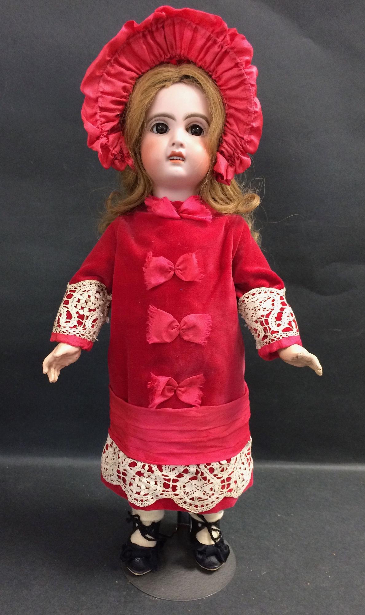 18" JUMEAU MARKED "6". LARGE STATIONARY GLASS EYES,: 18" JUMEAU MARKED "6". LARGE STATIONARY GLASS EYES, HUMAN HAIR WIG, PIERCED EARS, OPEN MOUTH WITH TEETH, ON CRUDE JOINTED COMPOSITION BODY WITH MISSING VOICE BOX AND PULL STRINGS. BODY UNMARKED.