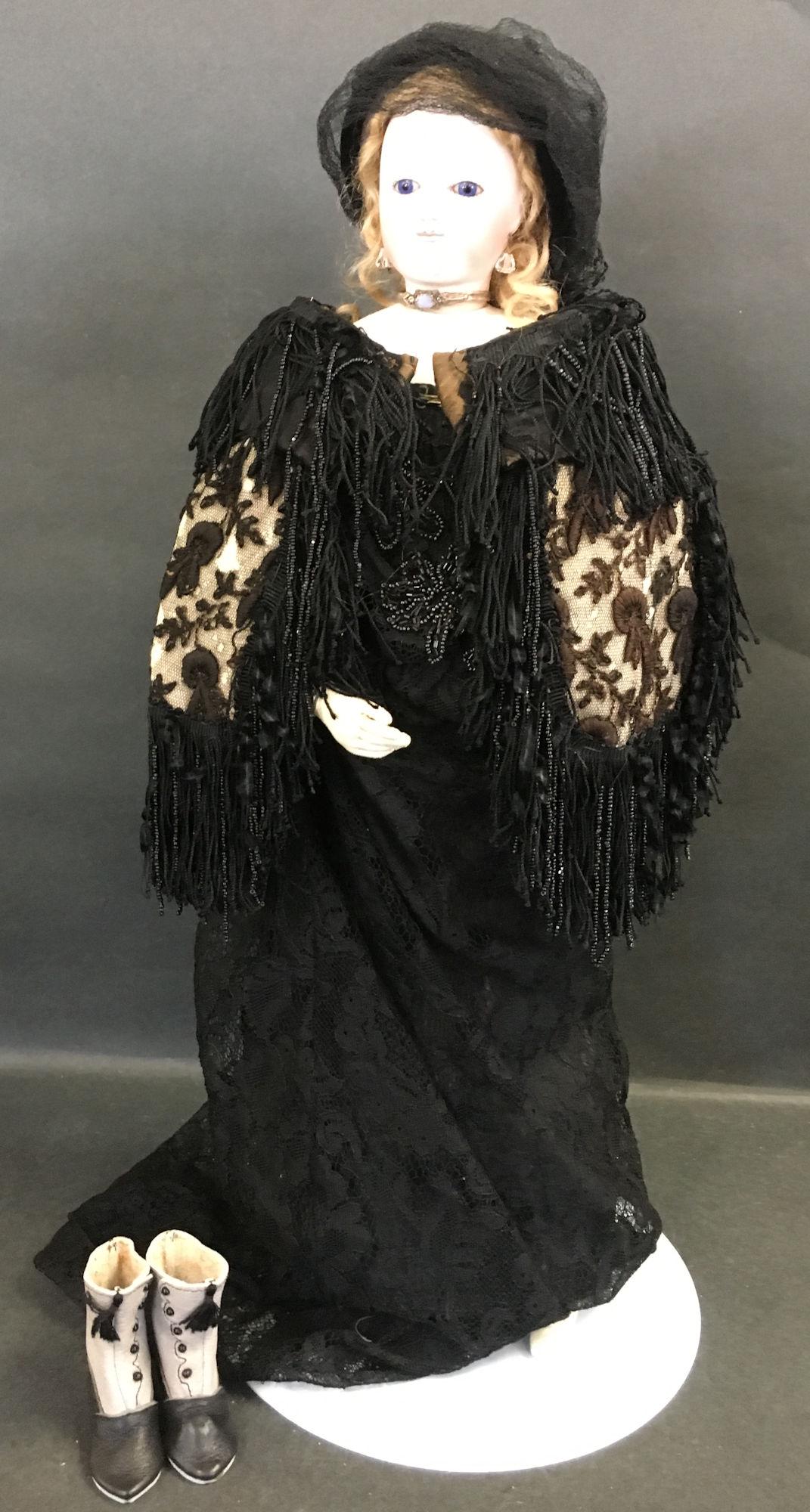 19" FRENCH FASHION-TYPE LADY MARKED "4" AS SHOWN. (1 of 8)