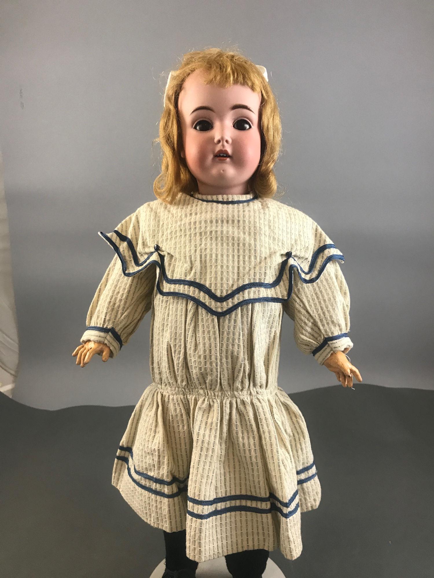 24" KESTNER 171 BISQUE SOCKET HEAD GIRL. MOHAIR WIG,: 24" KESTNER 171 BISQUE SOCKET HEAD GIRL. MOHAIR WIG, GLASS SLEEP EYES, OPEN MOUTH WITH TEETH, ON JOINTED COMPOSITION BODY. NICELY DRESSED.