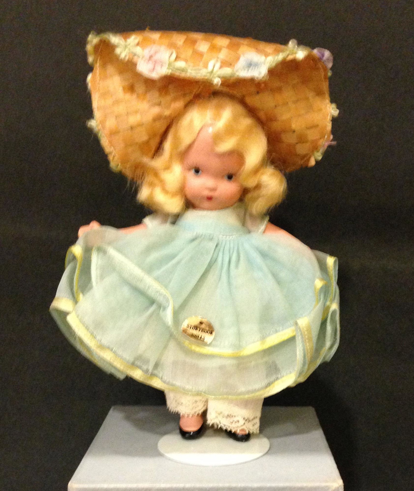 5" JUDY ANN STORYBOOK DOLL SEASONS SERIES "SUMMER" #91: 5" JUDY ANN STORYBOOK DOLL SEASONS SERIES "SUMMER" #91 IN ORIGINAL COSTUME. "JUDY ANN USA" MARK ON JOINTED PT BISQUE BODY WITH MOLDED SOCKS/BANGS. RETAINS FOIL COSTUME STICKER "STORYBOOK DOLLS". NO BO