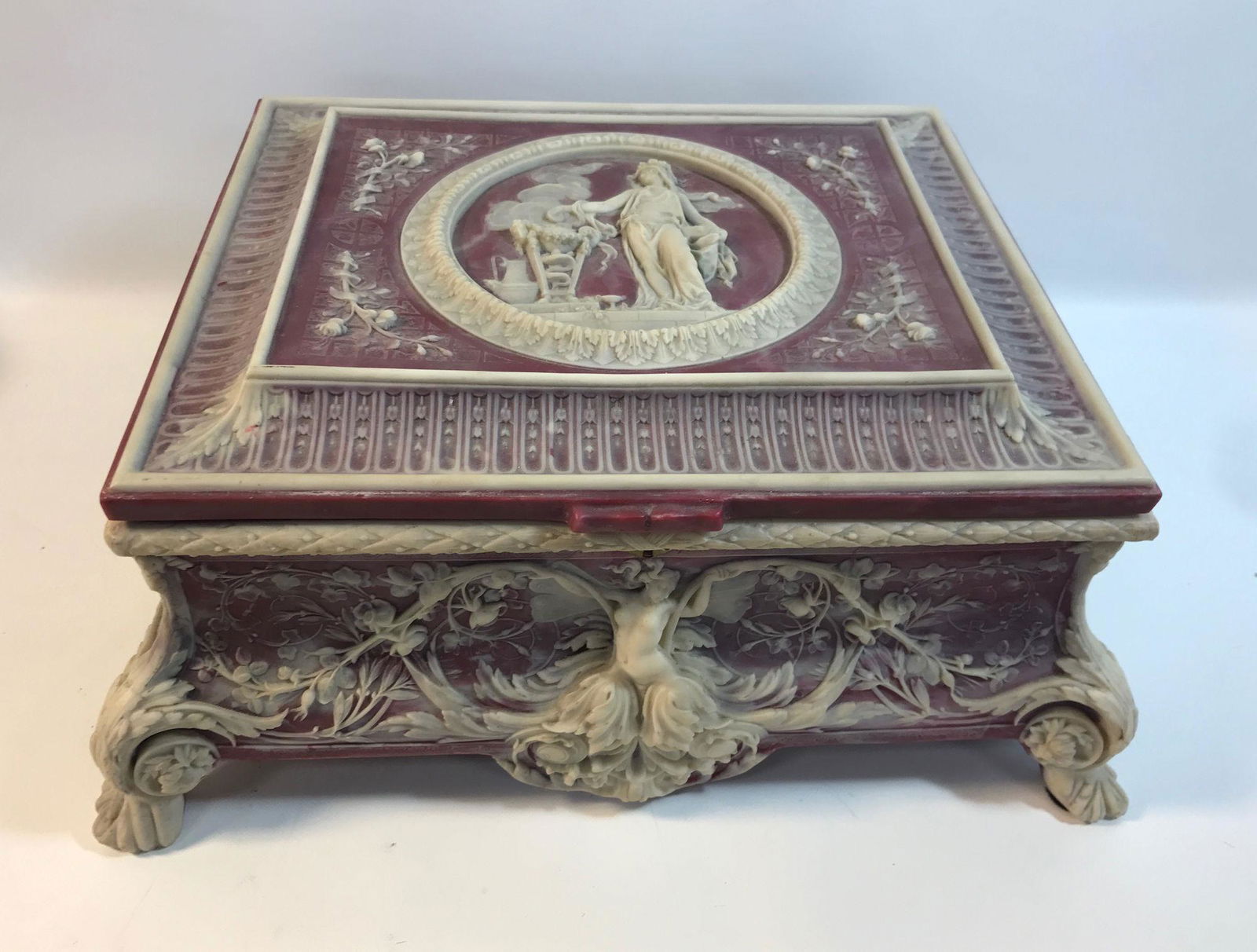 MUSICAL DECORATOR STONE CASE, "LE MAGNIFIQUE," LTD ED: MUSICAL DECORATOR STONE CASE, "LE MAGNIFIQUE," LTD ED #346 OF 2500. PRODUCED BY INCOLAY STUDIOS, INC., SAN FERNANDO, CA. PLAYS SELECTIONS BY BEETHOVAN. 15"x 6"x 12½"