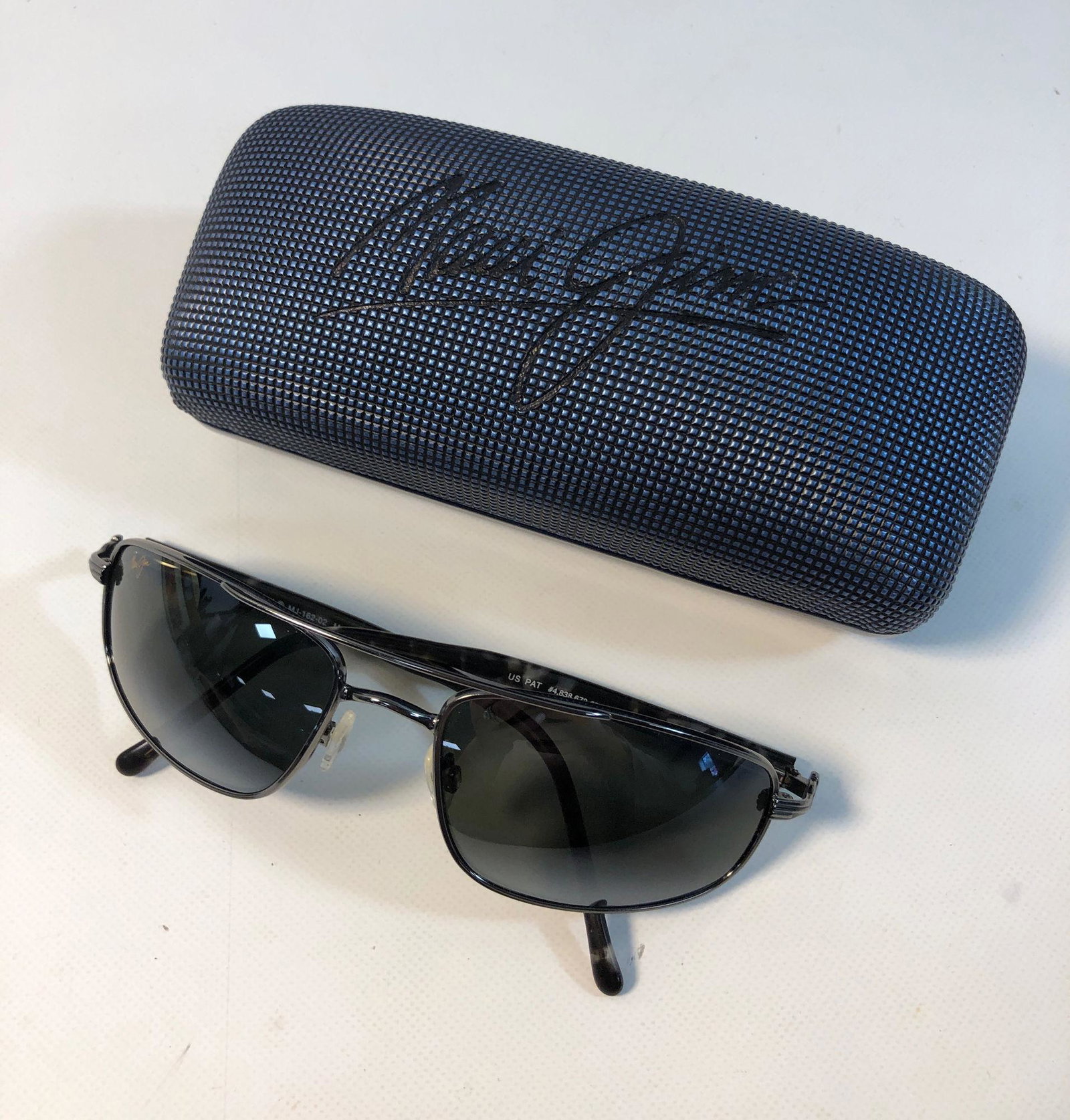 MAUI JIM SUNGLASSES: MAUI JIM SUNGLASSES ~ KAHUNA STYLE NO. 162-02, GUN METAL FINISH, LIKE NEW CONDITION, WITH BRANDED HARD CASE-DAMAGED, CLEANING CLOTH INCLUDED