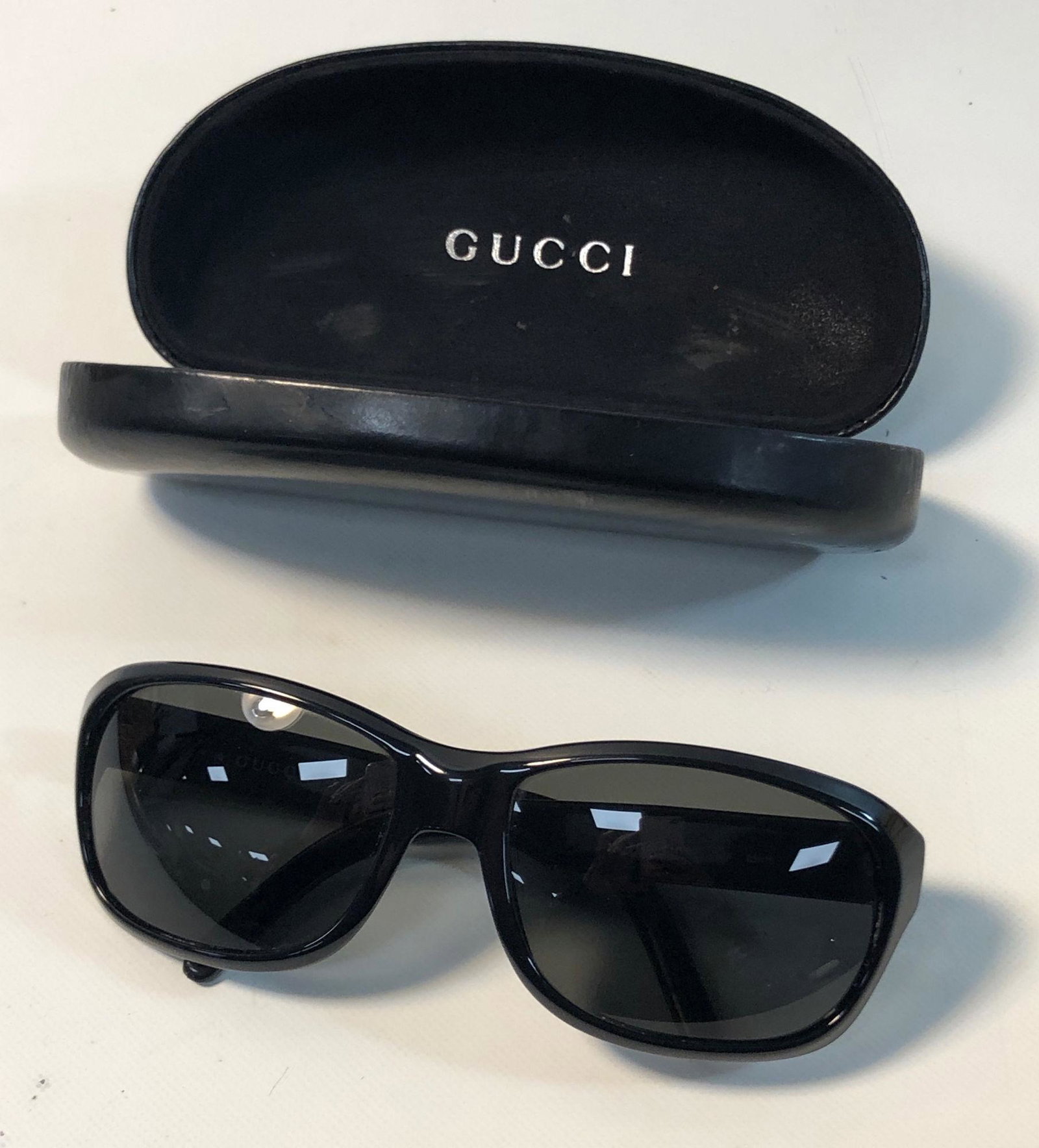 GUCCI SUNGLASSES: GUCCI SUNGLASSES ~ LIKE NEW CONDITION, BLACK FRAMES W/ SILVER TONE "GUCCI" ACCENTS ON EACH ARM, ITALIAN MADE NO. GG 1401/S, IN BRANDED CASE