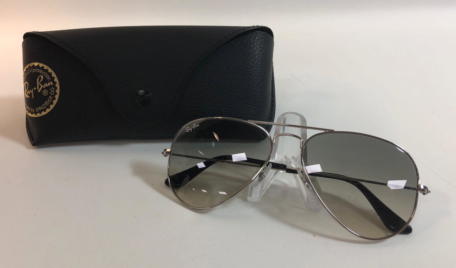 RAY-BAN SUNGLASSES: RAY-BAN SUNGLASSES ~ IN BLACK FOLDING CASE. AVIATOR STYLE SUNGLASSES (BRANDED) (NOT PRESCRIPTION) WITH THIN SILVER TONE METAL FRAMES. NEED CLEANED.