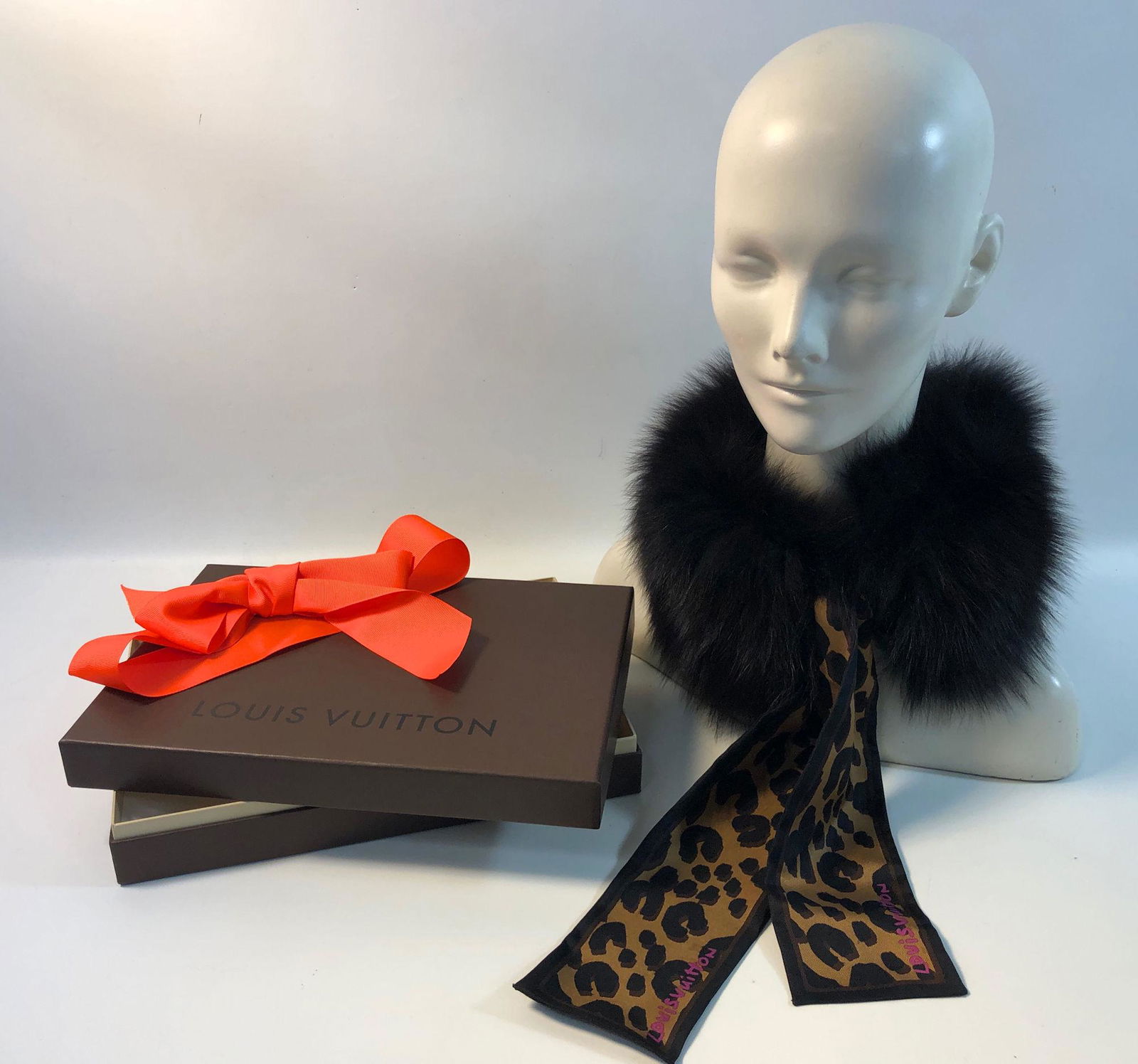 LOUIS VUITTON FUR BANDEAU: LOUIS VUITTON FUR BANDEAU ~ BLACK GREENLAND FOX FUR, STEPHEN SPROUSE LEOPARD PRINT SILK, GOOD CONDITION, TAG IS DETACHED, IN ORIGINAL BOX. GIFT BOW INCLUDED MINOR BLEMISHES ON ONE SIDE OF SCARF