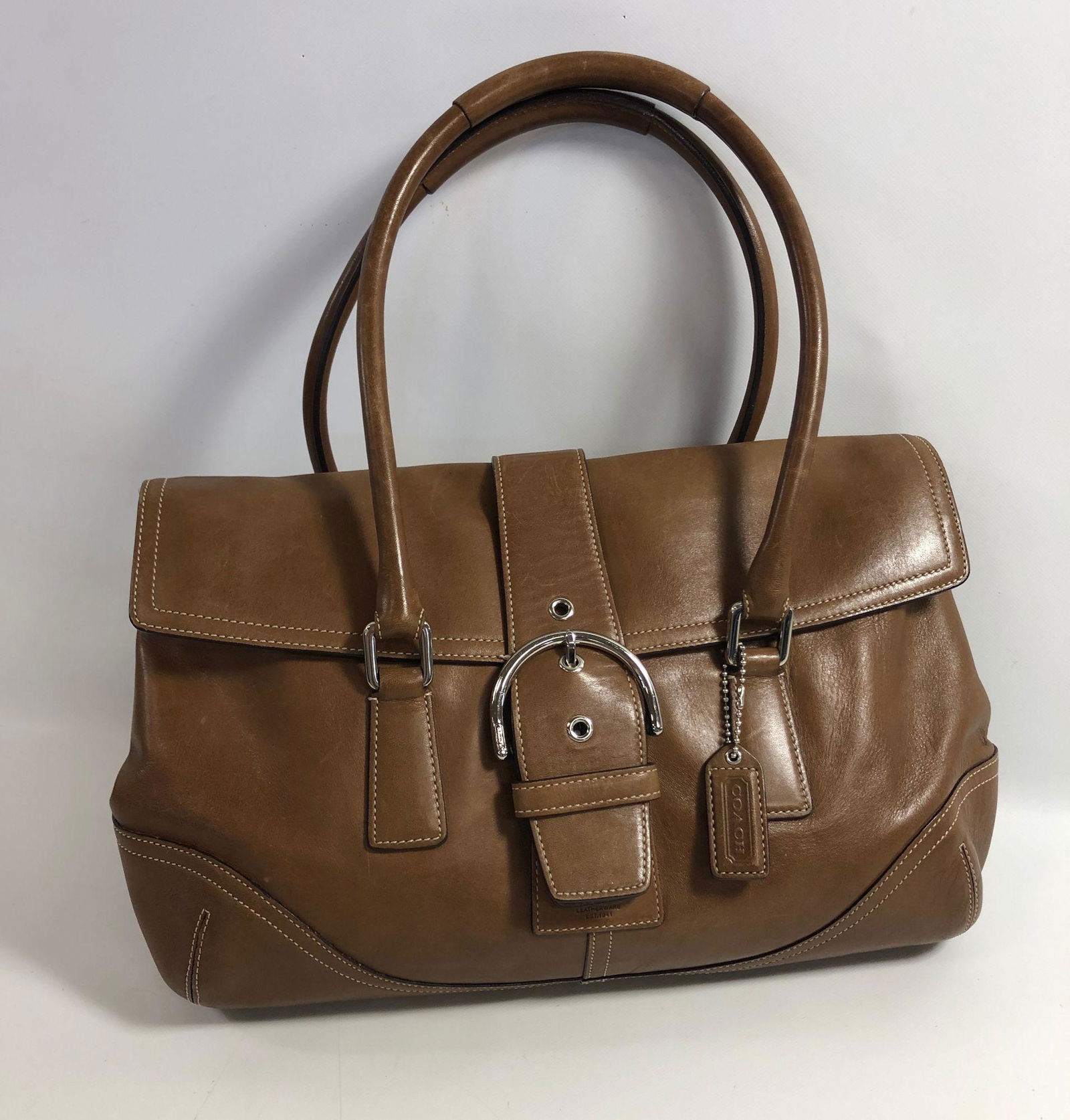 COACH HANDBAG: COACH HANDBAG ~ BROWN LEATHER HAMPTON SOHO BAG, SILVER TONE HARDWARE, SERIAL NUMBER G35-9550, GOOD CONDITION, CLEAN INTERIOR AND EXTERIOR, LIGHT TAN COLOR, FOLDOVER MAGNETIC CLOSURE, APPROX 15" WIDTH