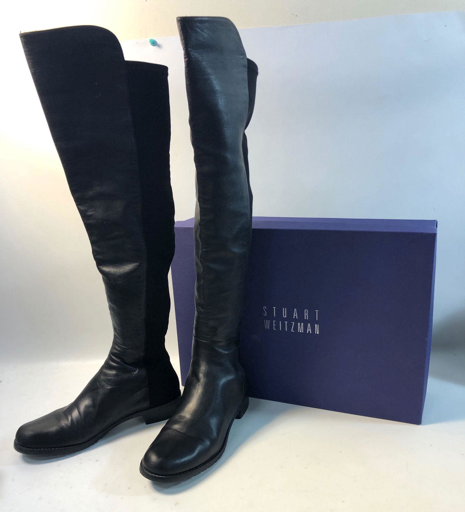STUART WEITZMAN KNEE HIGH BOOTS: STUART WEITZMAN KNEE HIGH BOOTS ~ LIKE NEW CONDITION, VERY GENTLY USED, SIZE 9M, BLACK LEATHER BOOTS WITH DUAL TONE NYLON STRETCH CALF, SLIP ON STYLE, SPANISH MADE IN BRANDED BOX, NO. KW 19587