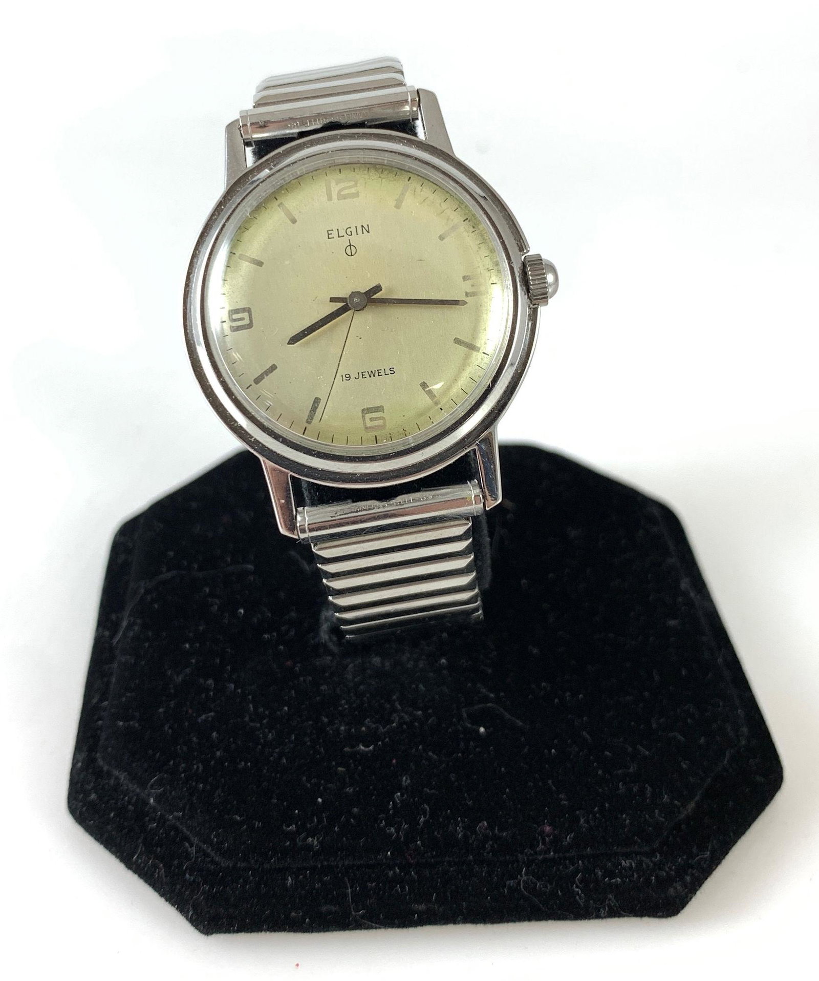 ELGIN WRIST WATCH: ELGIN WRIST WATCH ~ VINTAGE STYLE. "DURAPOWER" STYLE W/SPEIDEL STRETCH BAND. OFF-WHITE FACE W/STRAIGHT SILVER TONE HANDS/INDICATORS. WINDS/SETS/TICKS (AT TIME OF LISTING). 19-JEWEL MOVEMENT.
