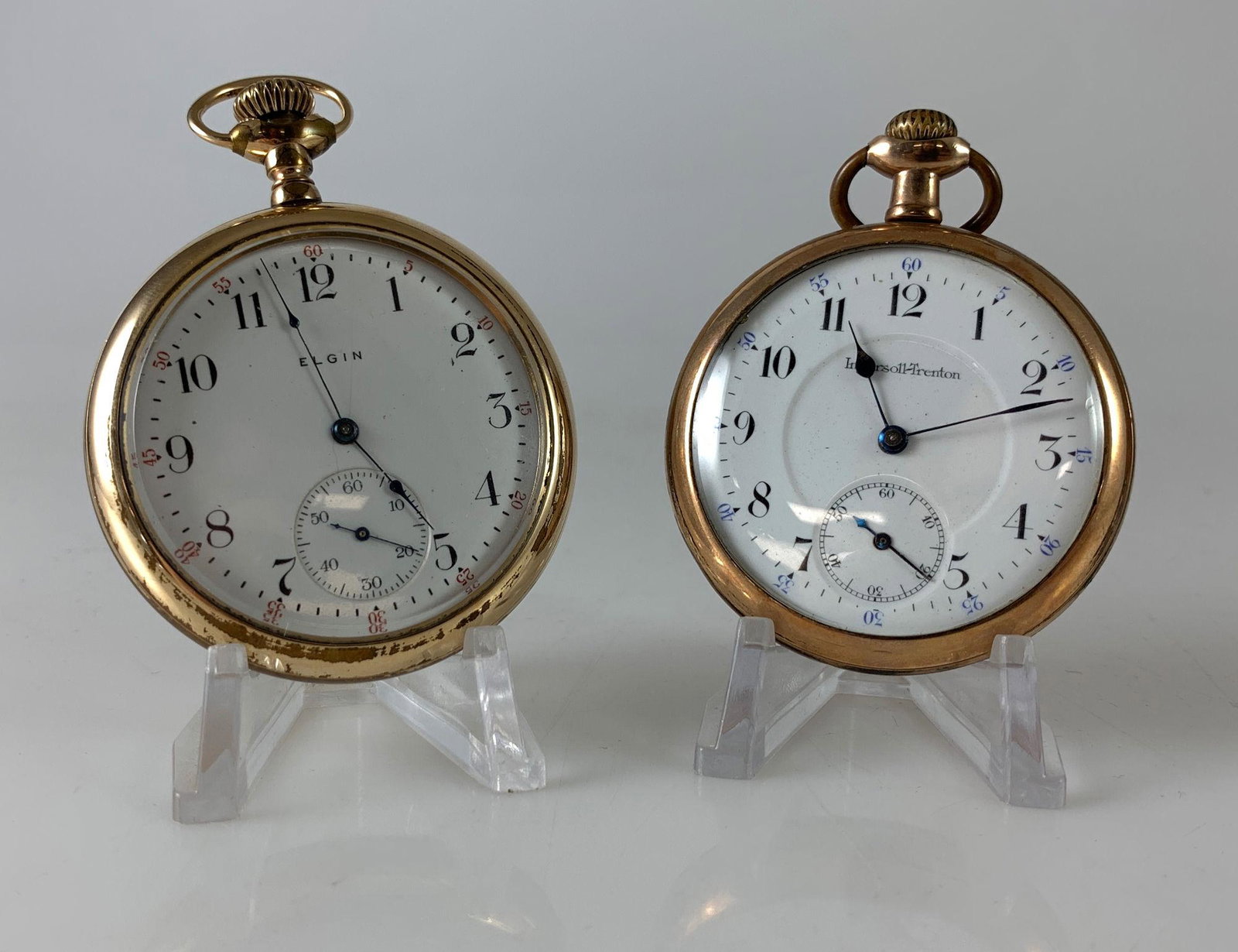 ANTIQUE POCKET WATCHES: ANTIQUE POCKET WATCHES ~ GOLD TONE SCREWBACK CASES. BOTH STEM SET. BOTH WIND/SET/TICK (AT TIME OF LISTING). WHITE FACES W/BLACK NUMERIC INDICATORS. CASES SHOWING OBVIOUS WEAR ON REVERSE(S). SIZE 16 IN