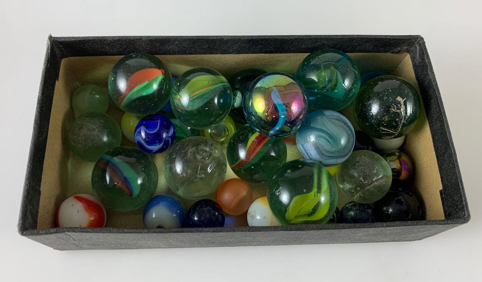 LOT OF VINTAGE MARBLES: LOT OF VINTAGE MARBLES ~ APPROX. THREE DOZEN TOTAL. 15.5MM - 25MM IN SIZE. GLASS MARBLES IN OPAQUE AND TRANSLUCENT STYLES.