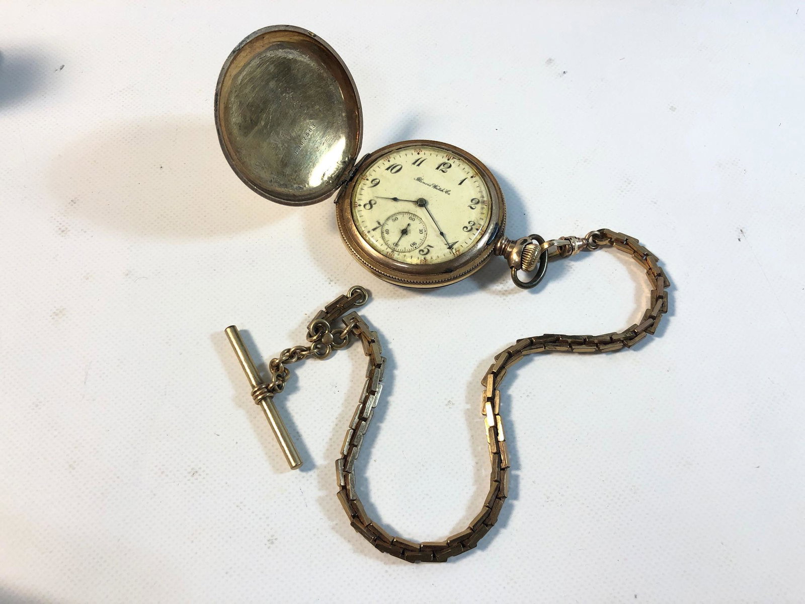 ILLINOIS POCKET WATCH: ILLINOIS POCKET WATCH ~ 2" DIAMETER. HINGED CASE (25 YEAR FROM J. BOSS). ON 11.5" GOLD-FILLED FOB/CHAIN. WINDS/SETS/TICKS AT TIME OF LISTING. OFF-WHITE FACE W/ITALICIZED BLACK NUMERIC INDICATORS. MOVE