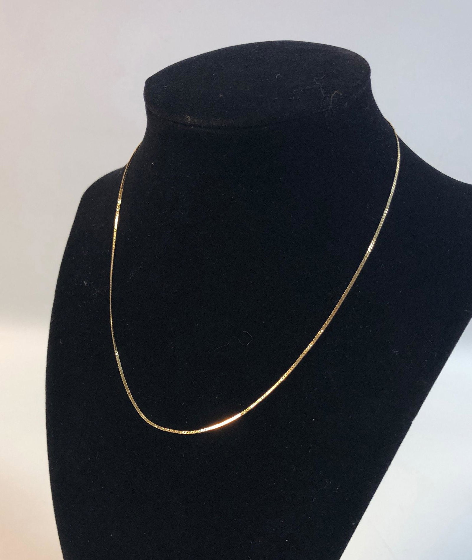 GOLD NECKLACE: GOLD NECKLACE ~ 14KT YELLOW GOLD. SPRING RING CLASP CLOSURE. 1.5 GRAMS TW. STAMPED PLUMB. SIGNED N/C. 15.25" CHOKER LENGTH.