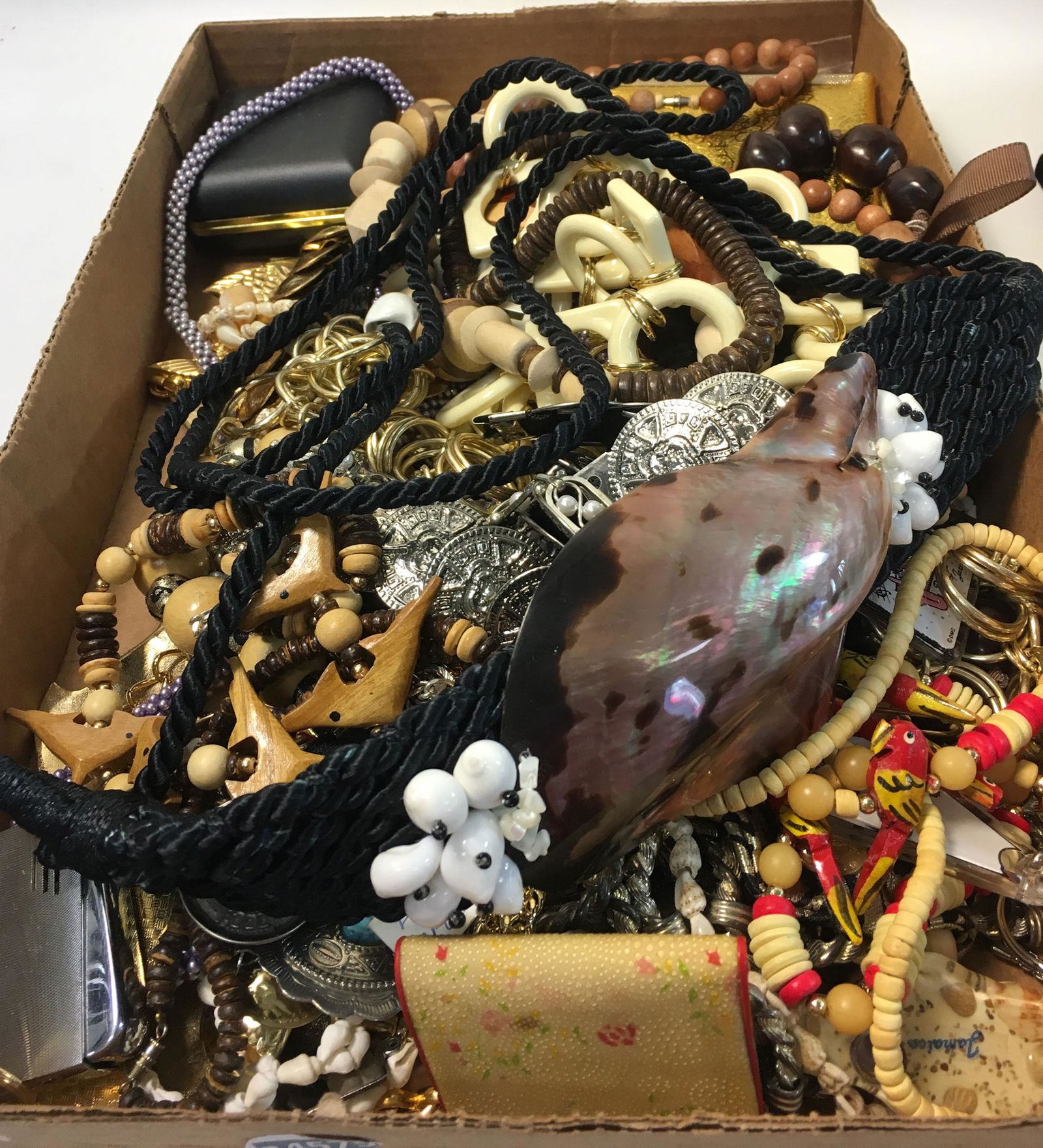 LOT FASHION AND COSTUME JEWELRY PIECES (1 of 10)