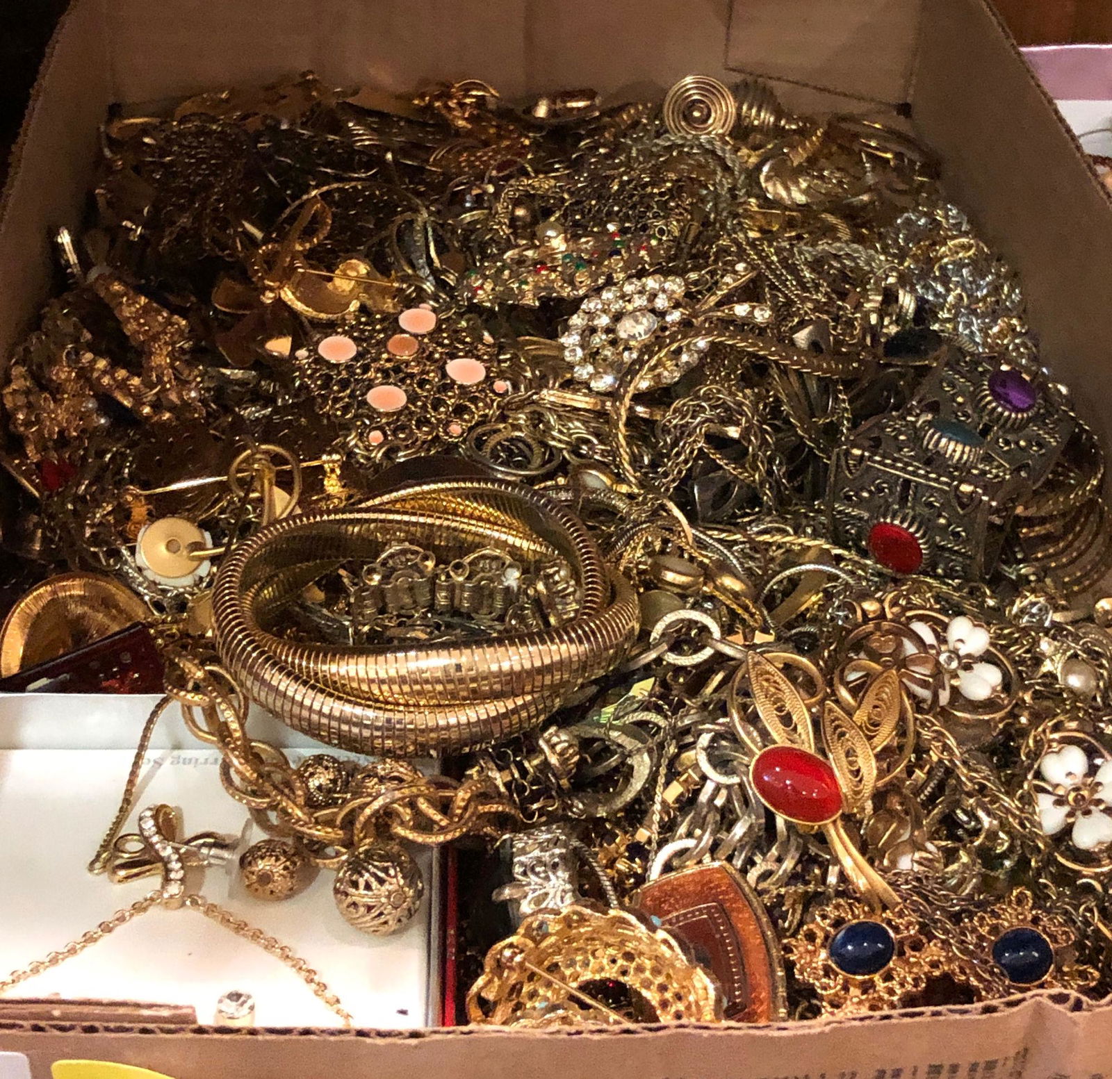 BOX LOT ASSORTED COSTUME AND FASHION JEWELRY PIECES: BOX LOT ASSORTED COSTUME AND FASHION JEWELRY PIECES ~ GOLD TONE METAL FASHION JEWELRY. SIGNED PIECES FROM AVON, CAROLINE, BSK, AND MONET AMONG OTHERS. CHAINS INCLUDING CURB-LINK, SNAIL, AND HERRINGBON