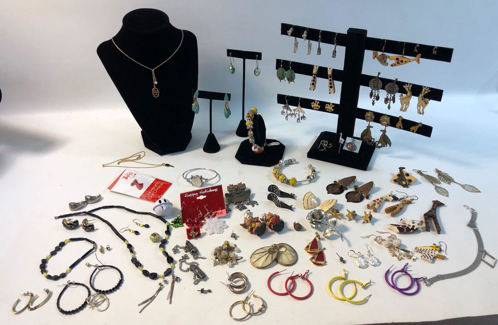 LOT ASSORTED FASHION AND COSTUME JEWELRY (1 of 19)