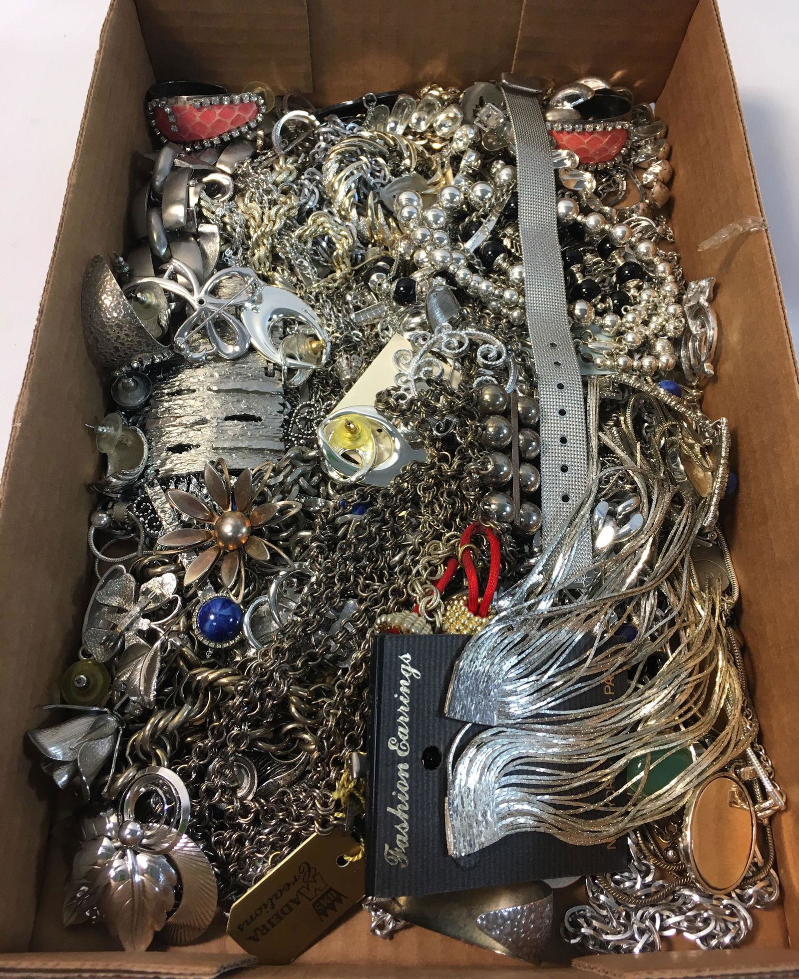 BOX LOT ASSORTED COSTUME AND FASHION JEWELRY PIECES: BOX LOT ASSORTED COSTUME AND FASHION JEWELRY PIECES ~ SILVER TONE METAL JEWELRY INCLUDING: NEW OLD STOCK CHAIN DANGLE EARRINGS ON POSTS (5"), SEVERAL PINS SOME SIGNED (CORO, SARAH COVENTRY), SMALL GER