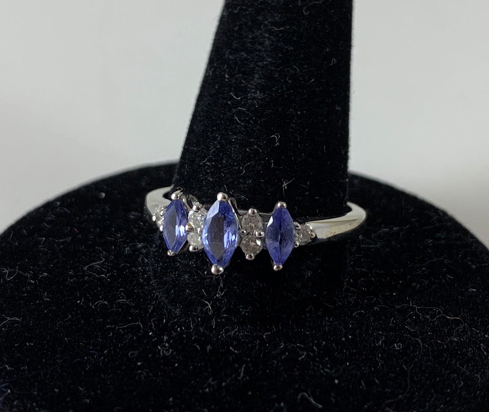 GOLD AND GEMSTONE RING (1 of 3)