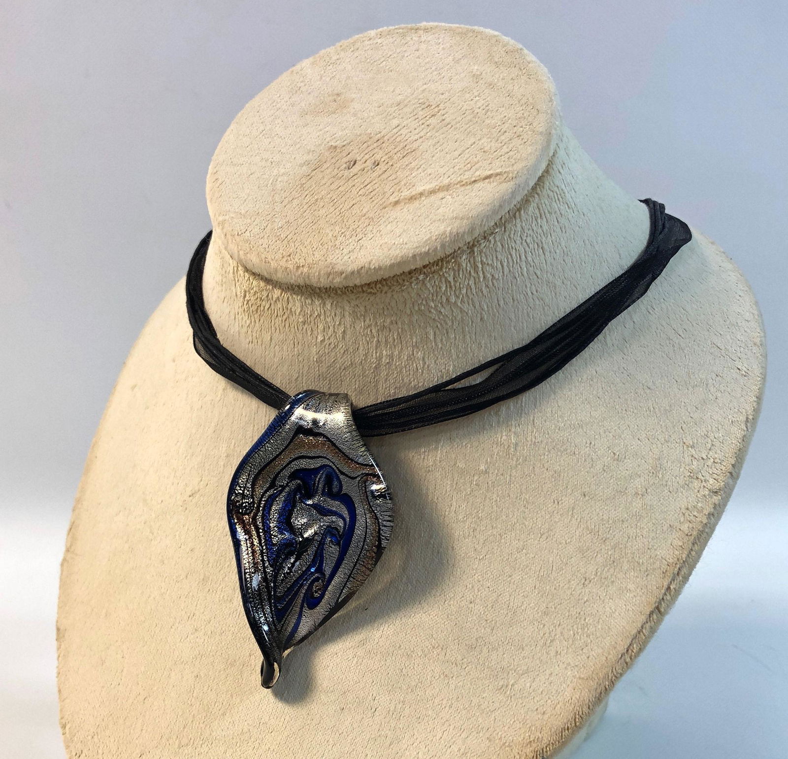 MURANO GLASS PENDANT ON BLACK CORD (1 of 6)