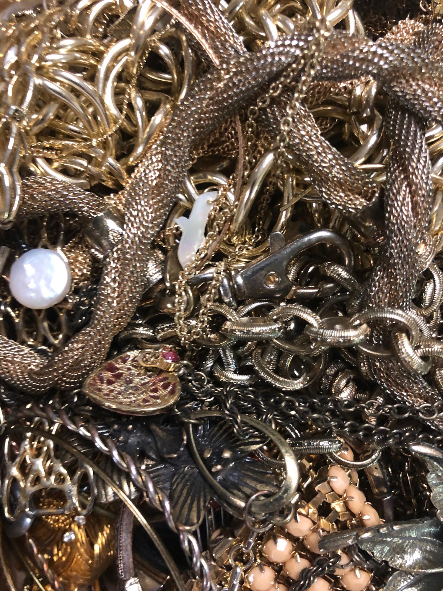 BOX LOT ASSORTED COSTUME AND FASHION JEWELRY (1 of 4)