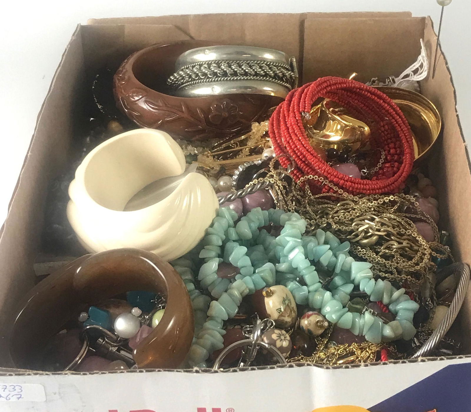 BOX LOT OF VINTAGE TO MODERN COSTUME AND FASHION (1 of 5)