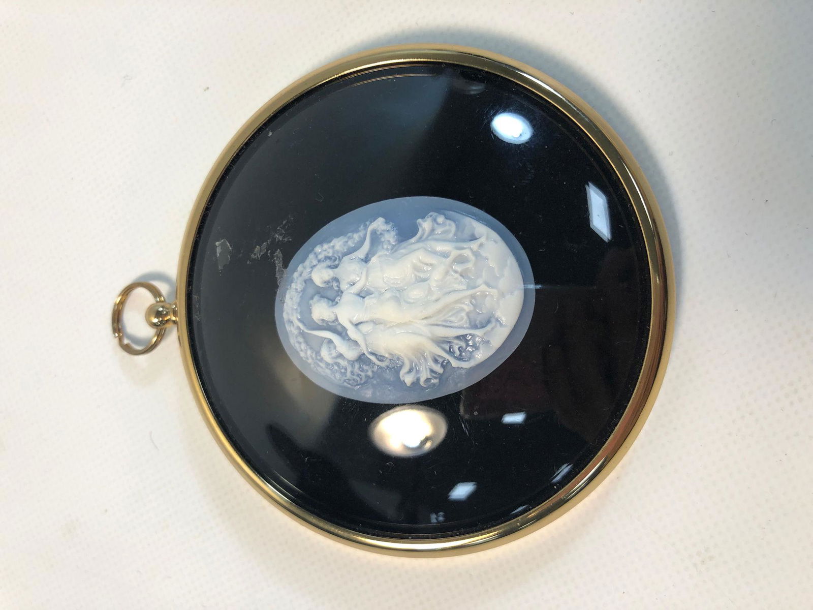 THREE GRACES CAMEO IN FRAME (1 of 4)