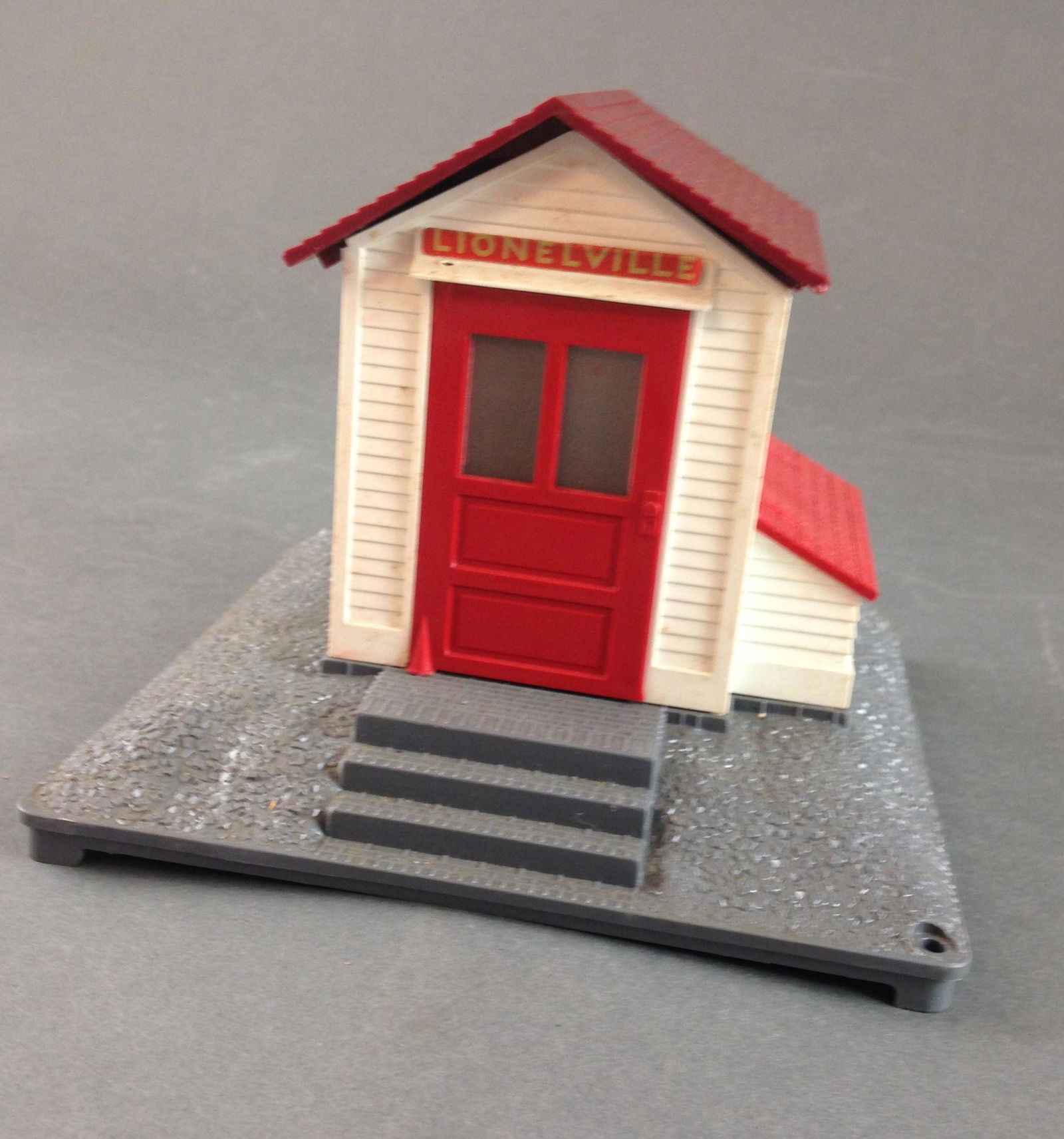 LIONEL O GAUGE POST WAR NO. 125 WHISTLING STATION IN (1 of 3)