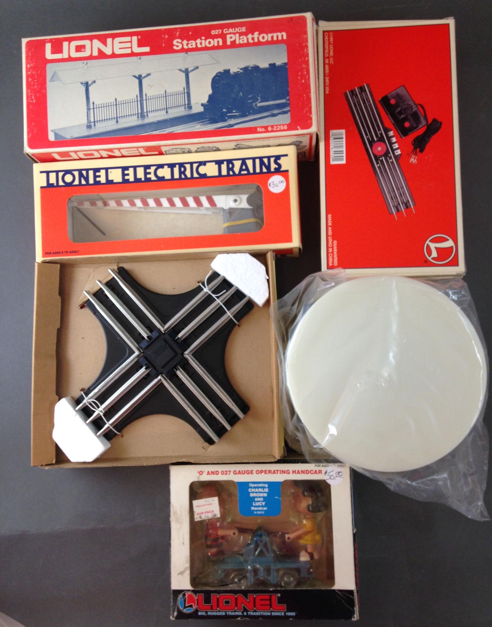 LIONEL O GAUGE MODERN ERA ASSORTED ACCESSORIES (1 of 2)
