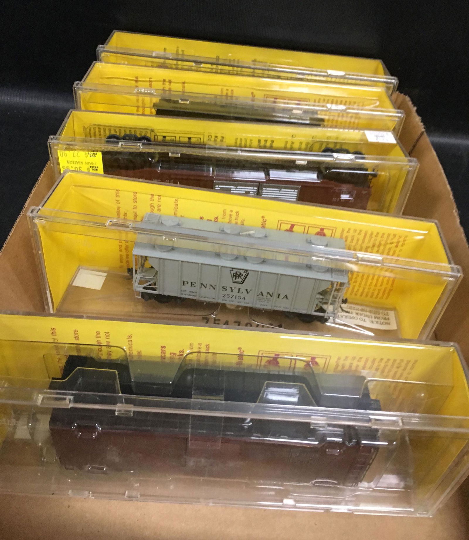 BOX LOT HO GAUGE 7 ACCURAIL AND 4 WALTHERS KITS. 2 (1 of 2)