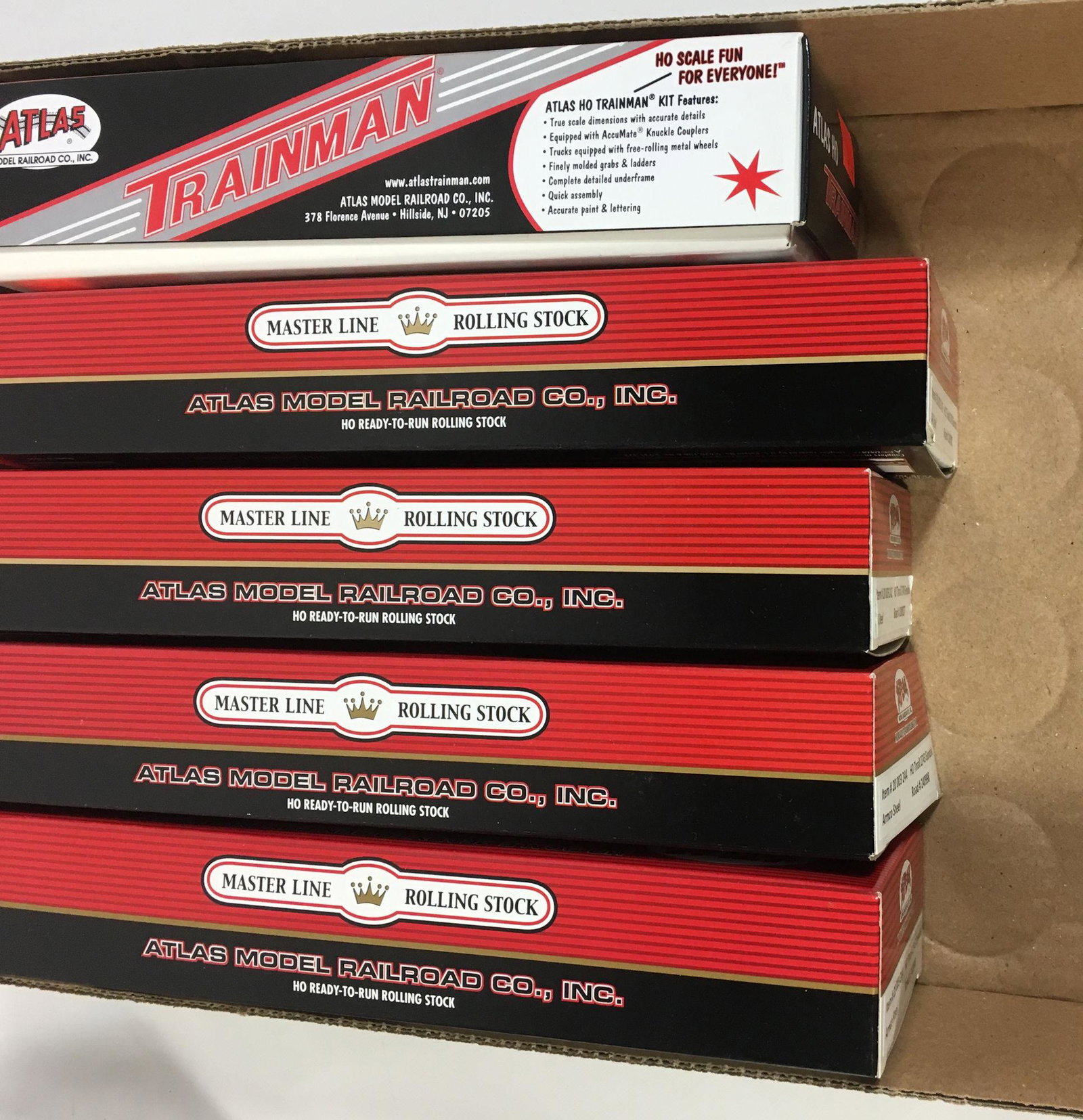 5 ATLAS HO GAUGE READY TO ROLL FREIGHT CARS AND 1 KIT. (1 of 1)