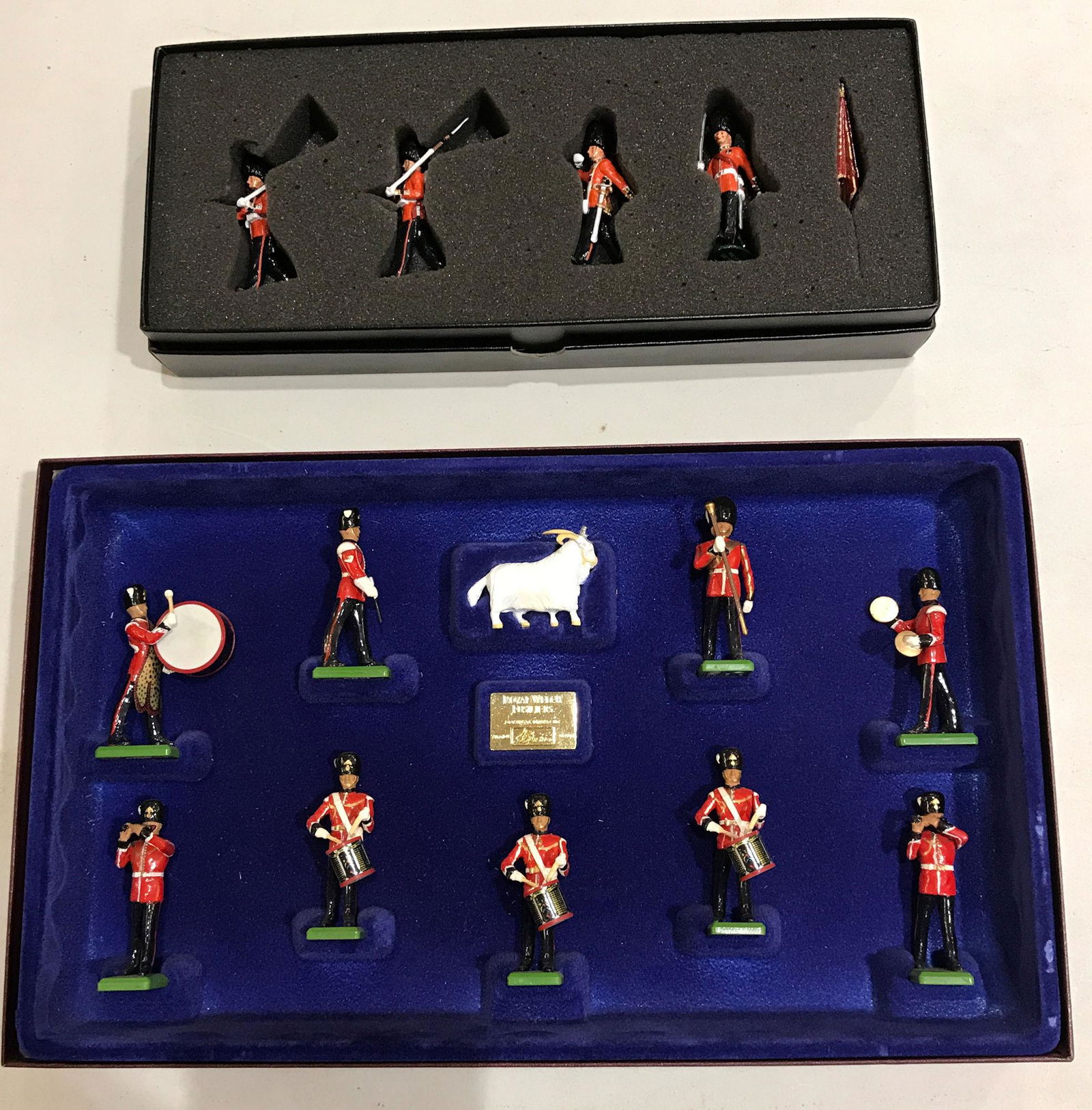LOT 2 SETS BRITAINS SOLDIERS - 4 COLDSTREAM GUARDS (1 of 1)