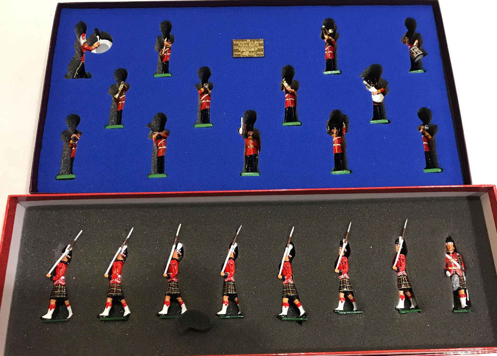 LOT 2 SETS BRITAINS SOLDIERS - 8 CAMERON HIGHLANDERS (1 of 1)