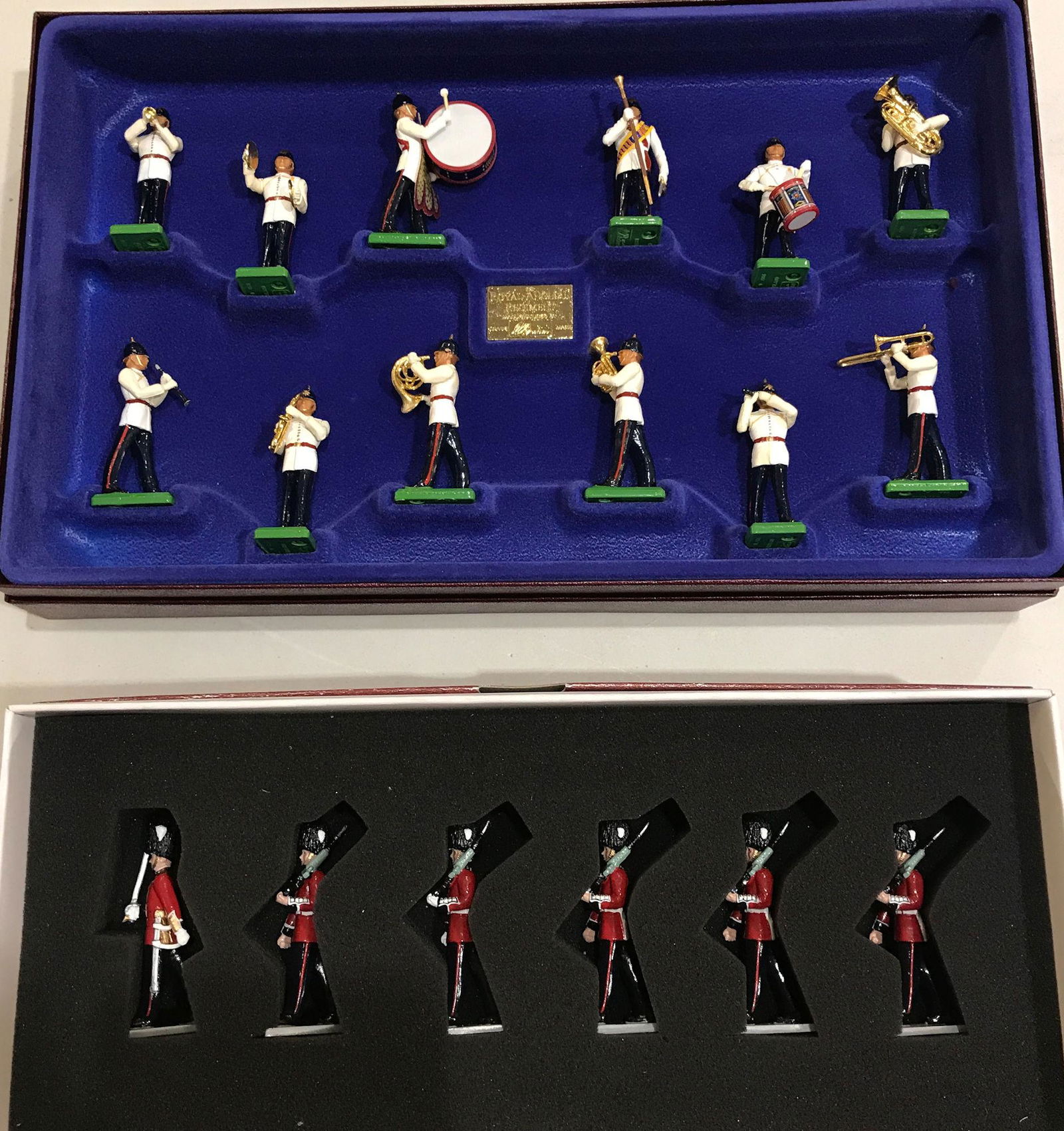 LOT 2 SETS BRITAINS SOLDIERS - 6 GRENADIER GUARDS (1 of 1)