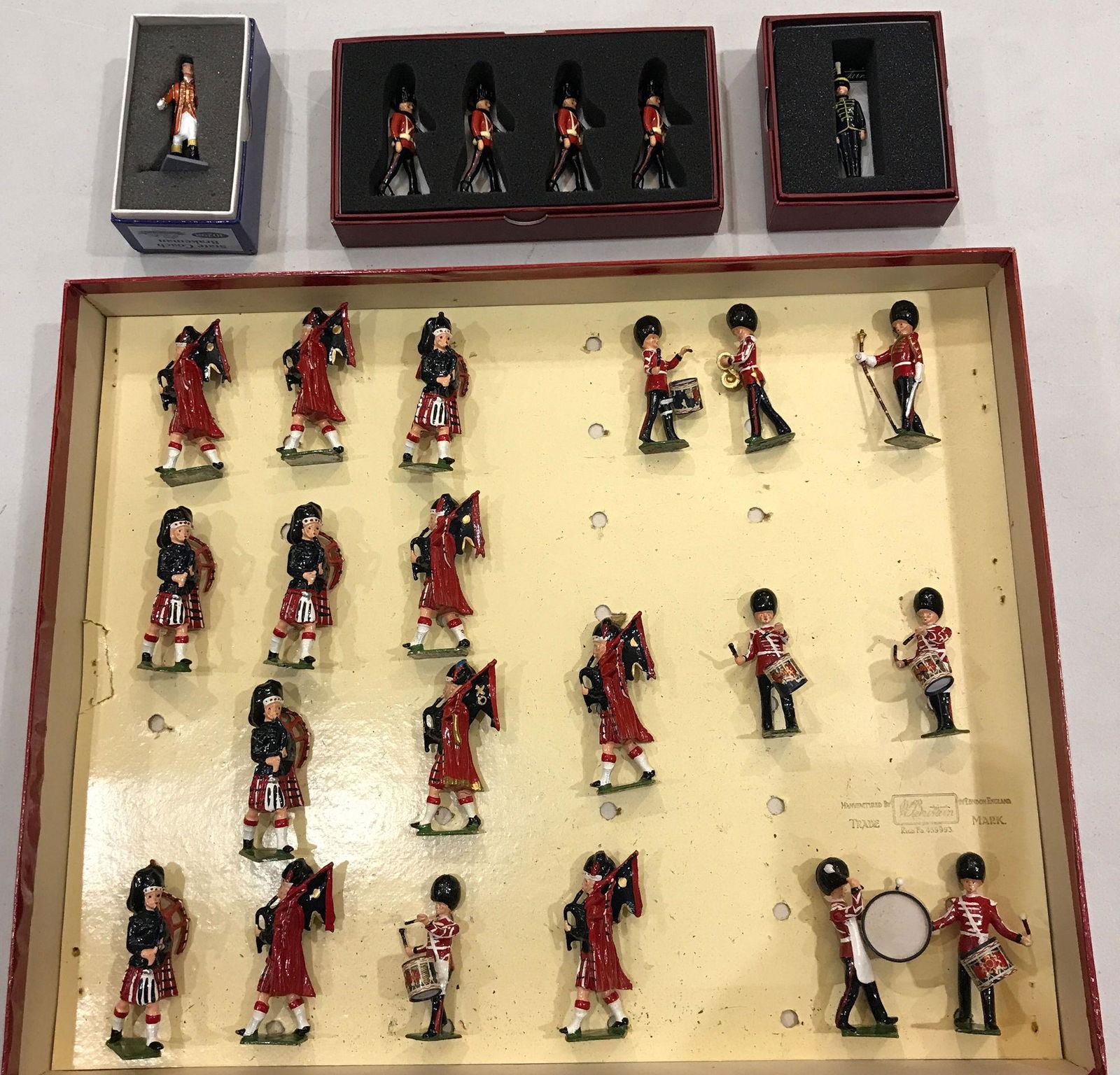 LOT 2 SETS AND 2 INDIVIDUAL BRITAINS SOLDIERS - 20 (1 of 1)