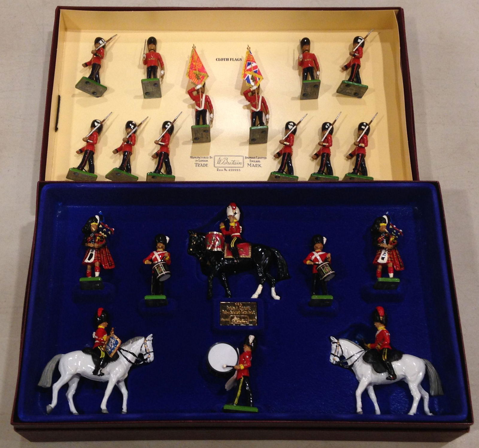 LOT 2 SETS BRITAINS SOLDIERS - 8 ROYAL SCOTS DRAGOON (1 of 1)
