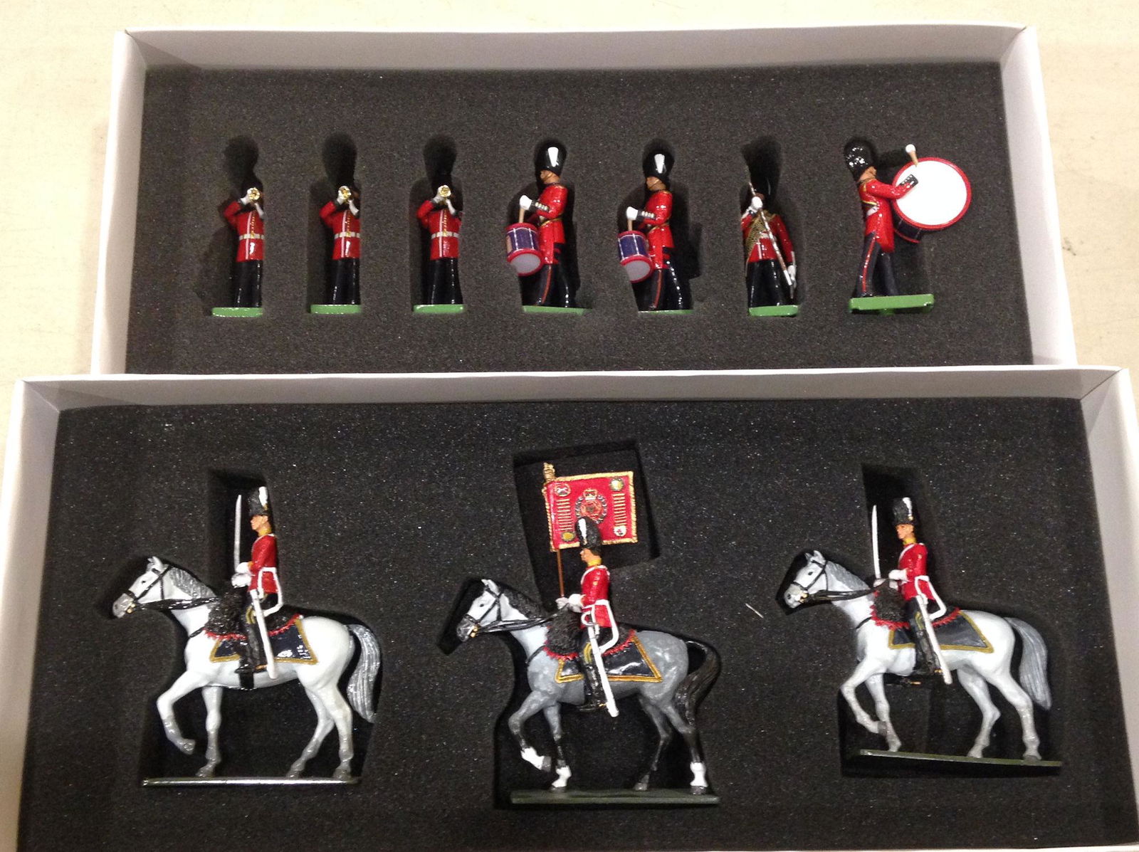 LOT 2 SETS BRITAINS SOLDIERS - 3 ROYAL SCOTS DRAGOON (1 of 1)