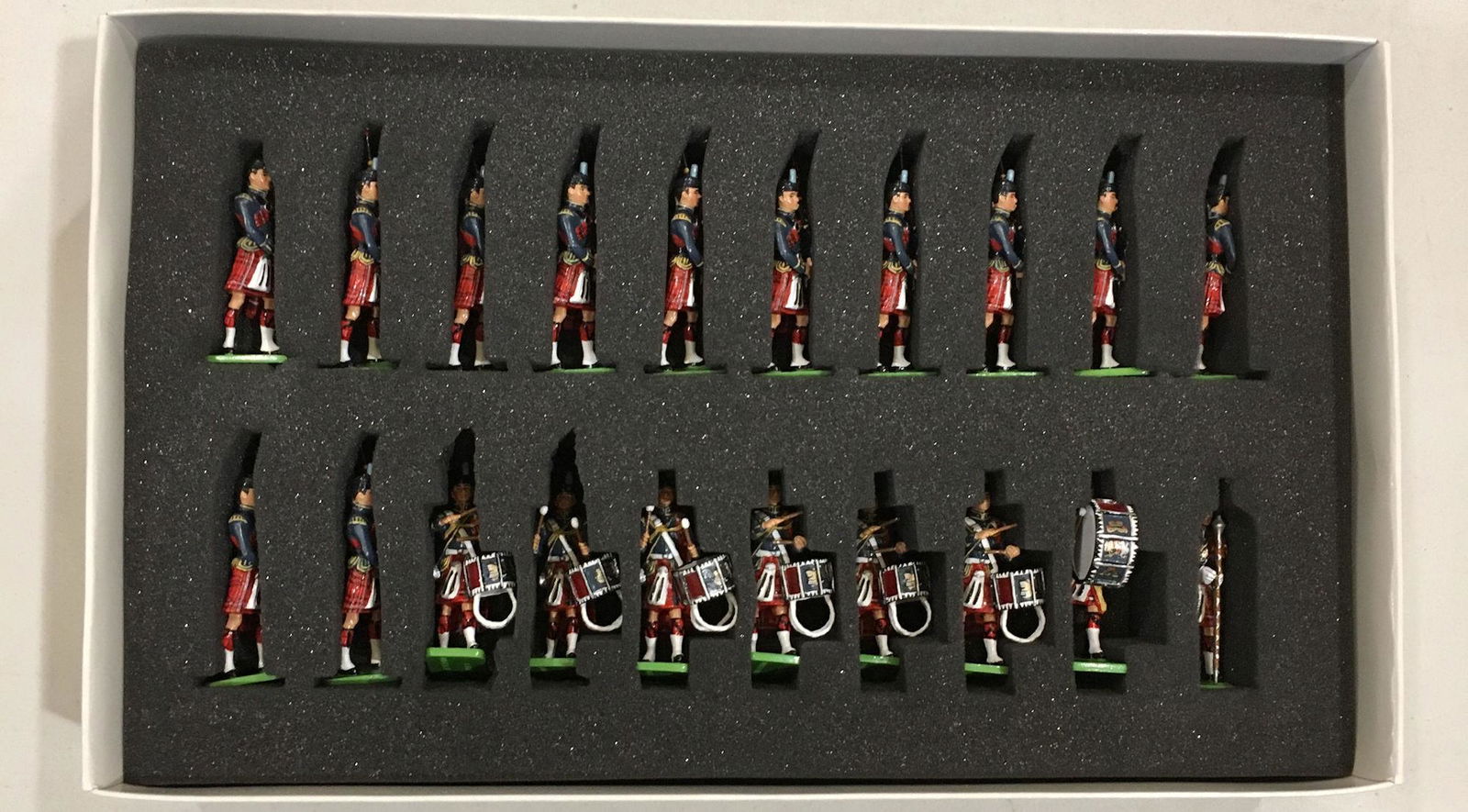 LOT BRITAINS SOLDIERS SET OF 20 RAF PIPES AND DRUMS (1 of 1)